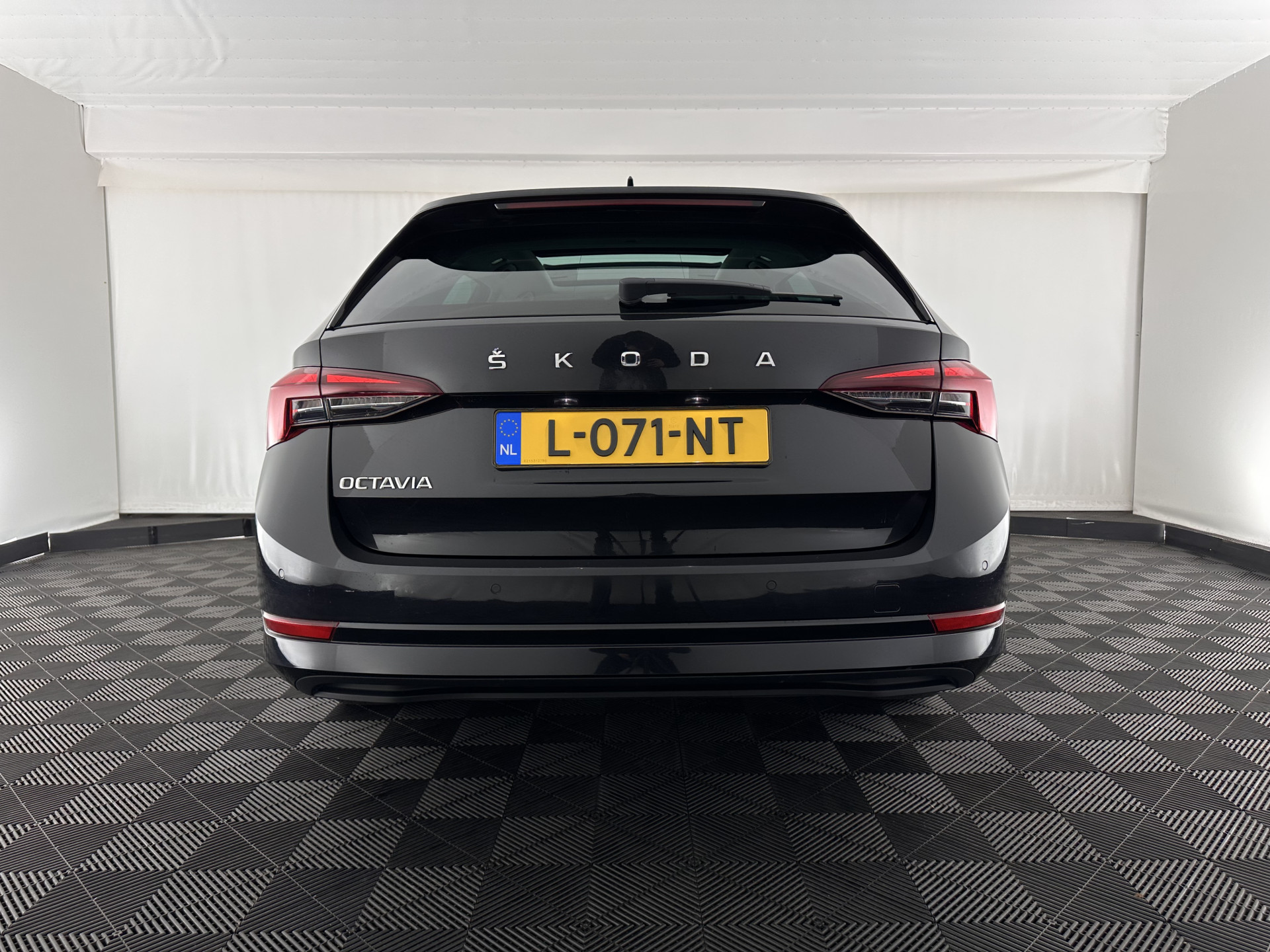 ŠKODA Octavia Combi 1.0 TSI Style (INCL-BTW) *PANO | FULL-LED | LANE-ASSIST | DIGI-COCKPIT | HEATED-COMFORTSEATS | NAVI-FULLMAP | PRIVACYGLASS | KEYLESS | DAB | ECC | PDC | CRUISE | TOWBAR | 18''ALU*