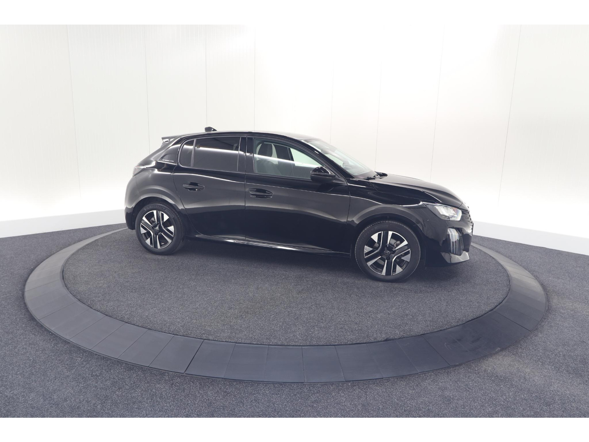 Peugeot 208 PureTech 100 Allure | Parkeersensoren | Navigatie | Apple Carplay