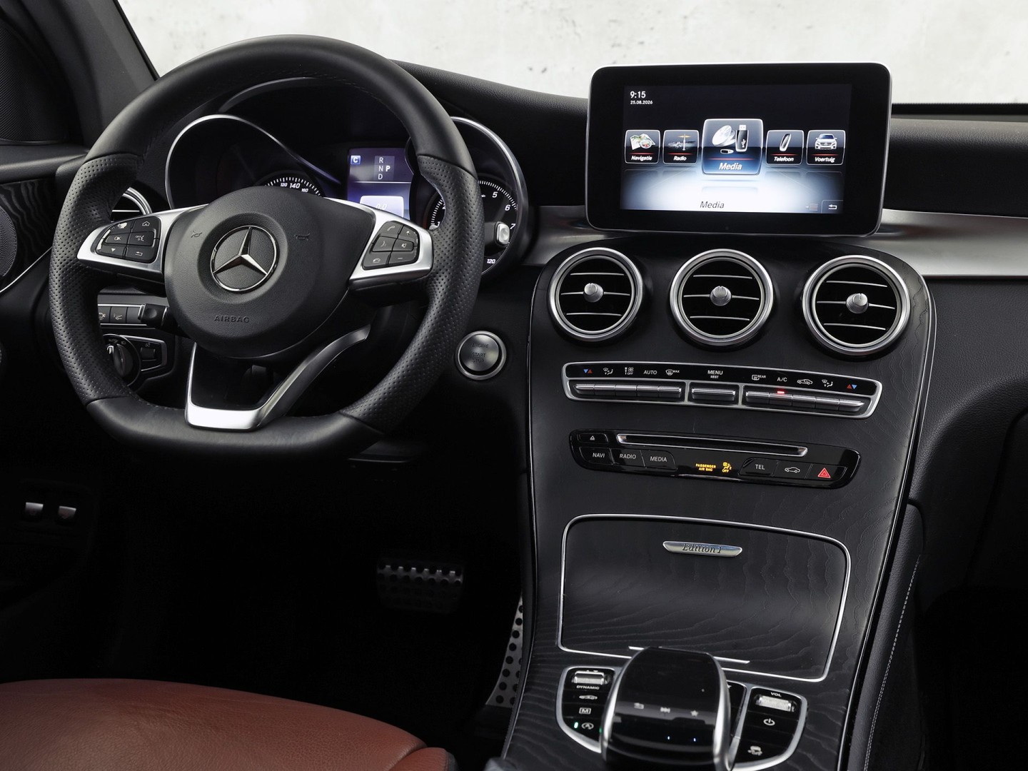 Mercedes-Benz GLC 250 4MATIC Edition 1 AMG Sport 211Pk Automaat (SCHUIFDAK, LUCHTVERING, GROOT NAVI, HEAD-UP DISPLAY, MEMORY SEATS, 360 CAMERA, BURMESTER, STOELVERWARMING ACHTER, TREKHAAK WEGKLAPBAAR, NIEUWSTAAT)
