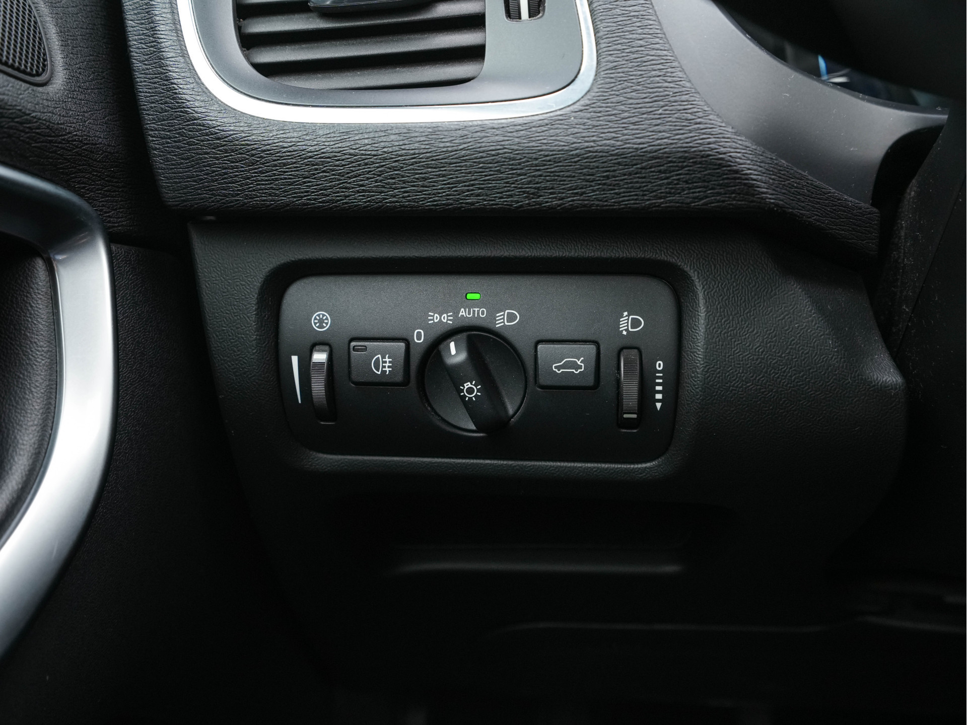 Volvo V40 1.6 T3 R-Design *NAVI-FULLMAP | LEATHER-ALCANTARA | ECC | PDC | CRUISE | SPORT-SEATS | TOWBAR | 17''ALU*