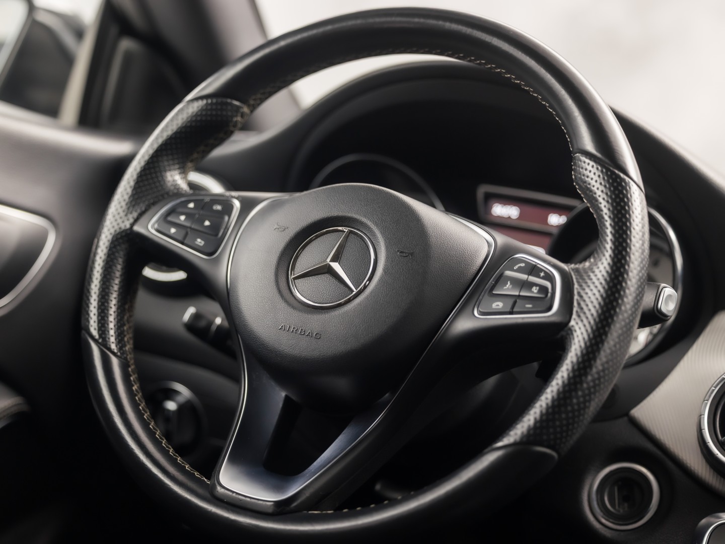 Mercedes-Benz CLA-Klasse 180 AMG Sport Automaat (GROOT NAVI, LEDER, ZWART HEMEL, STOELVERWARMING, SPORTSTOELEN, GETINT GLAS, CRUISE, NIEUWE APK, NIEUWSTAAT)
