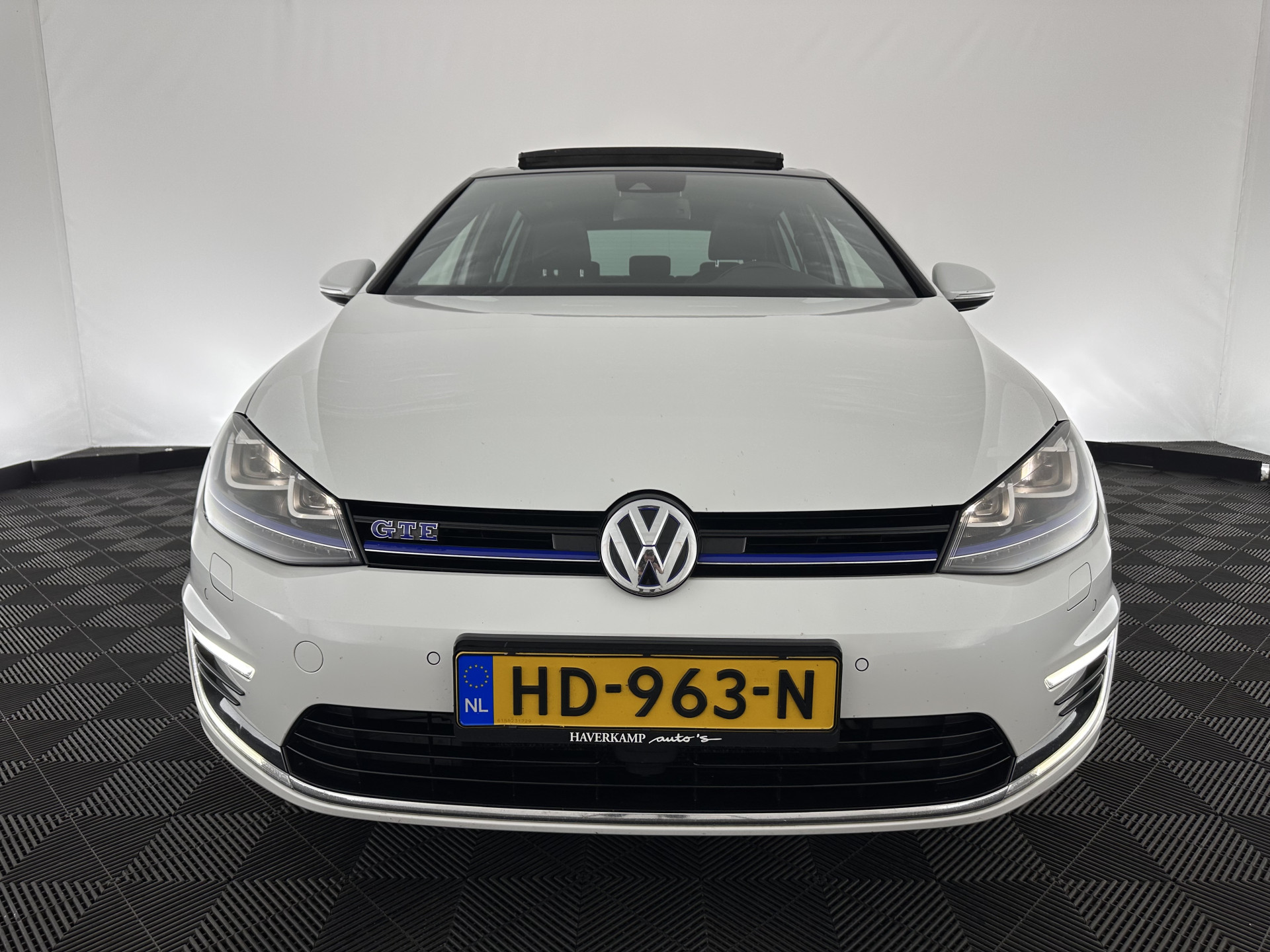Volkswagen Golf 1.4 TSI GTE Executive-Plus-Pack Aut. *PANO | FULL-LED | LEATHER | LANE-ASSIST | BLIND-SPOT | ADAPTIVE-CRUISE | CAMERA | DAB | NAVI-FULLMAP | ECC | SHIFT-PADDLES | PDC | HEATED-SPORTSEATS | PRIVACY-GLASS | 18"ALU*