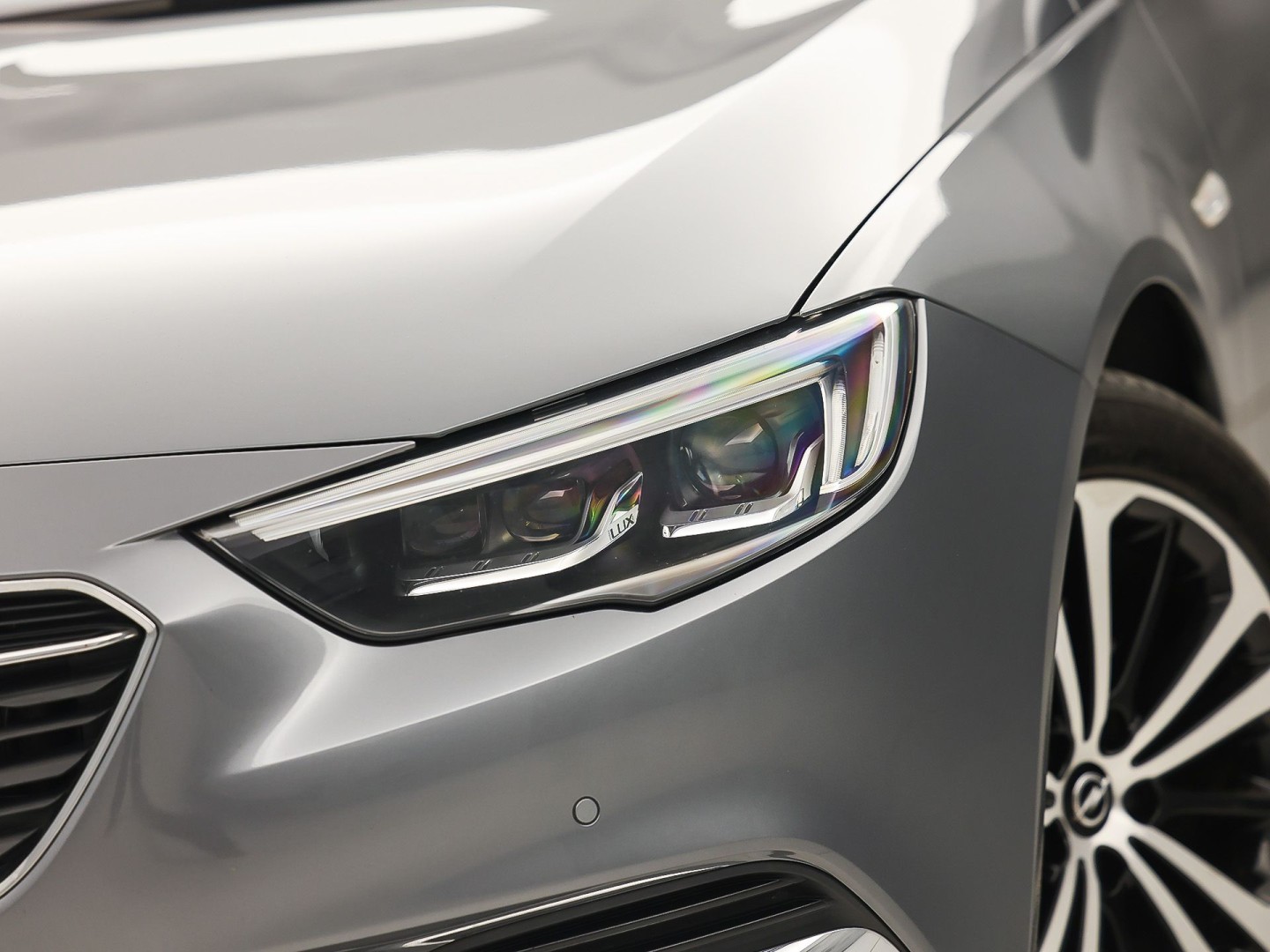 Opel Insignia 1.5 Turbo Business Executive 165Pk Automaat (APPLE CARPLAY, GROOT NAVI, CLIMATE, CAMERA, STUUR/STOELVERWARMING, ADAPTIVE CRUISE, SPORTSTOELEN, GETINT GLAS, TREKHAAK, NIEUWSTAAT)