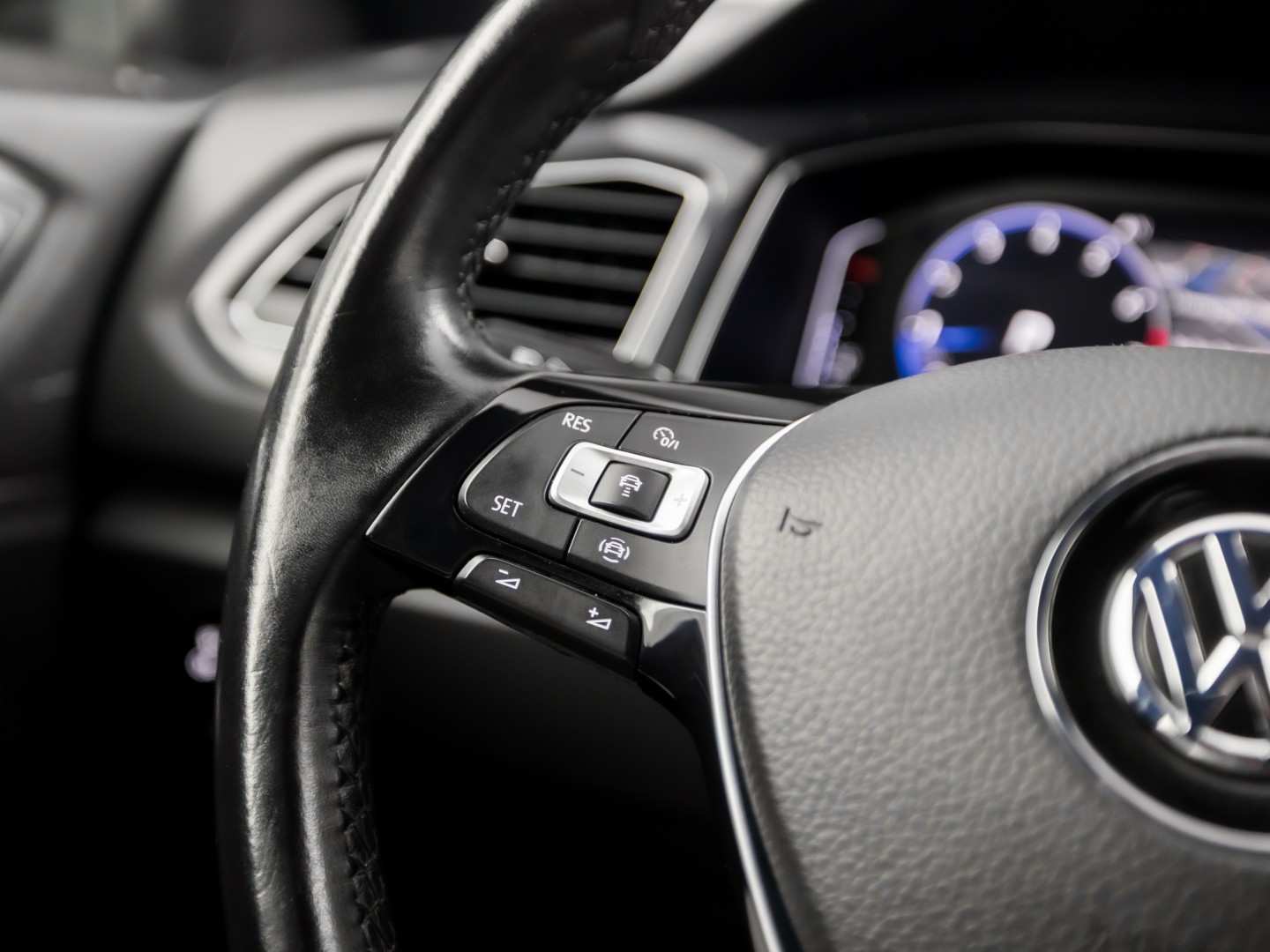 Volkswagen T-Roc 2.0 TSI 4Motion Sport R 190Pk Automaat (VIRTUAL COCKPIT, APPLE CARPLAY, STUUR/STOELVERWARMING, CAMERA, SPORTSTOELEN, GETINT GLAS, ELEK ACHTERKLEP, KEYLESS, NIEUWSTAAT)