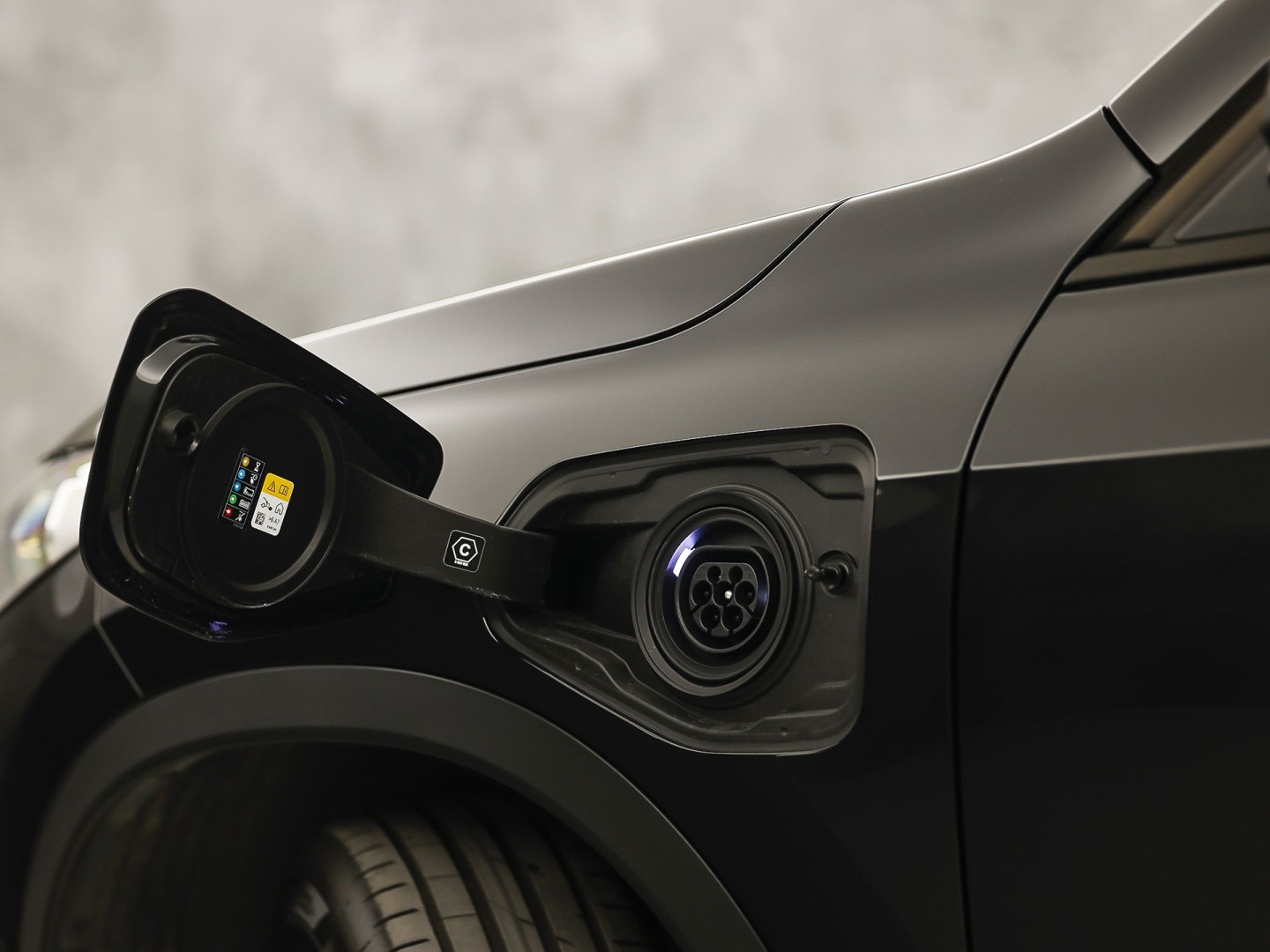 BMW X1 xDrive25e Sport Automaat 245Pk (APPLE CARPLAY, HEAD-UP DISPLAY, 360 CAMERA, GETINT GLAS, LEDER, STOELVERWARMING, ZWARTE HEMEL, NIEUWSTAAT)