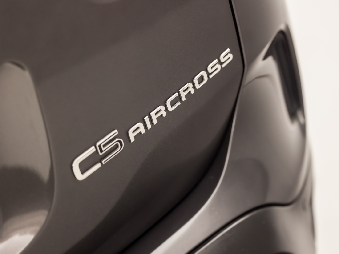 Citroën C5 Aircross 1.6 Plug-in Hybrid 225 Deluxe Sport 225Pk Automaat (APPLE CARPLAY, SOH 93%, GROOT NAVI, 360 CAMERA, GETINT GLAS, ELEK SPORTSTOELEN, LEDER, STOELVERWARMING, ADAPTIVE CRUISE, NIEUWSTAAT)