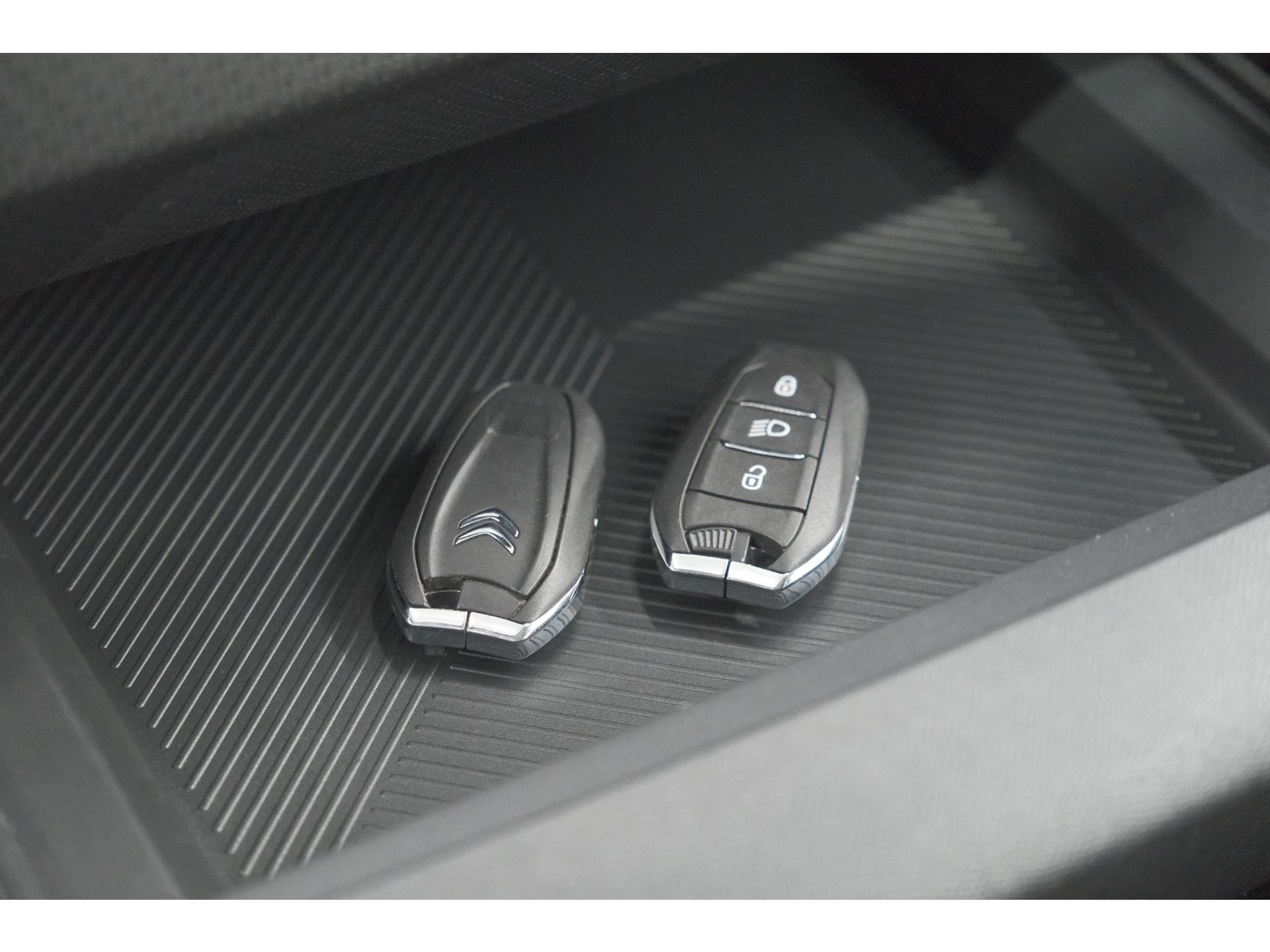 Citroen C4 Puretech 130 Feel Pack | Head-Up Display | Camera | Navigatie | Keyless Entry
