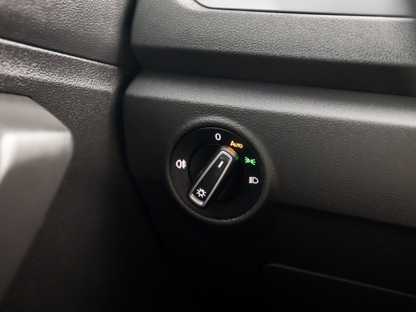 Volkswagen T-Roc 1.0 TSI Sport (APPLE CARPLAY, GROOT NAVI, STOELVERWARMING, GETINT GLAS, SPORTSTOELEN, ADAPTIVE CRUISE, PARKEERSENSOREN, NIEUWSTAAT)