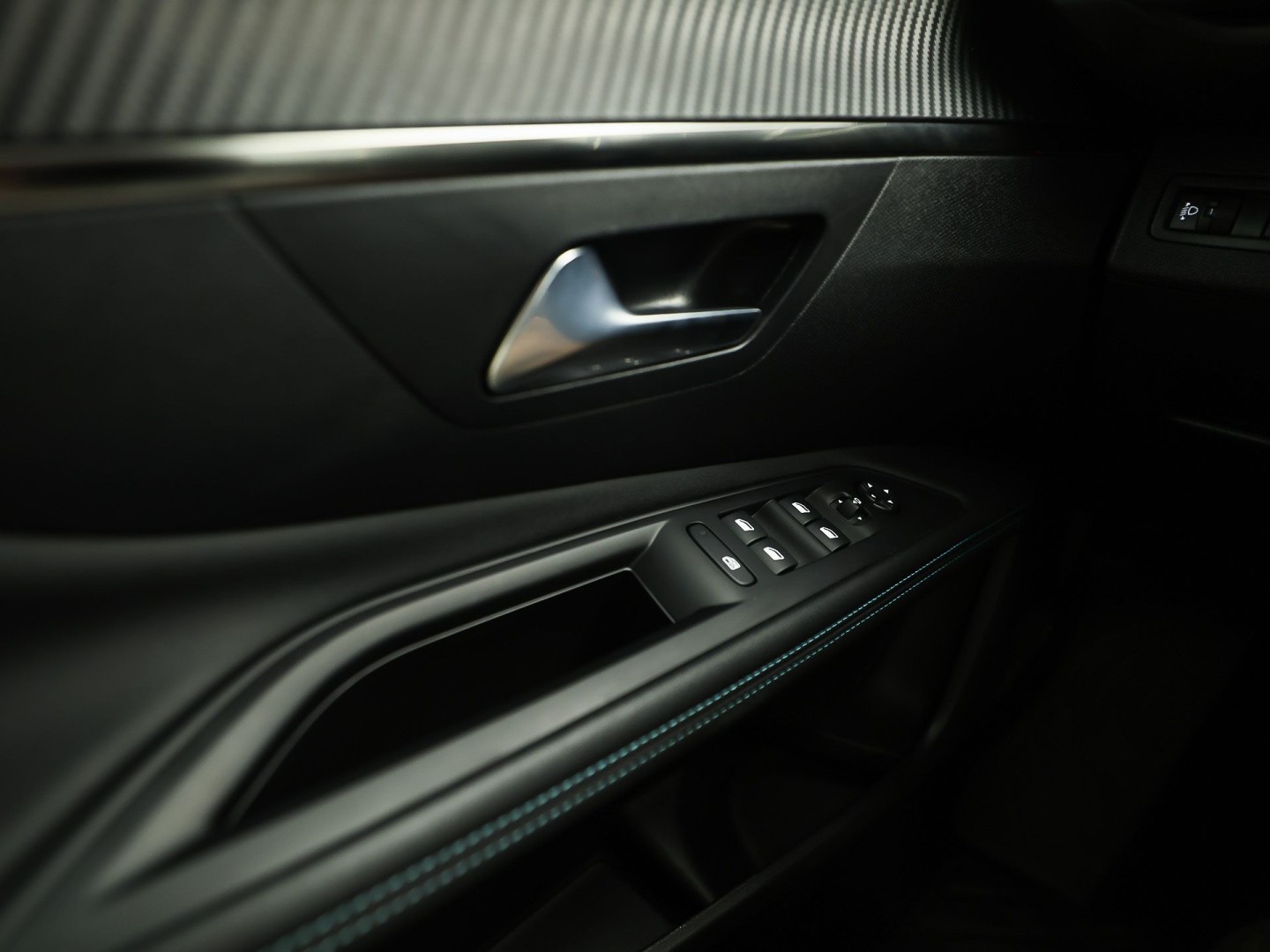Peugeot 3008 1.6 HYbrid 225 Allure Sport 225Pk Automaat (APPLE CARPLAY, GROOT NAVI, 360 CAMERA, LEDER, SPORTSTOELEN, ZWART HEMEL, KEYLESS, GETINT GLAS, NIEUWSTAAT)