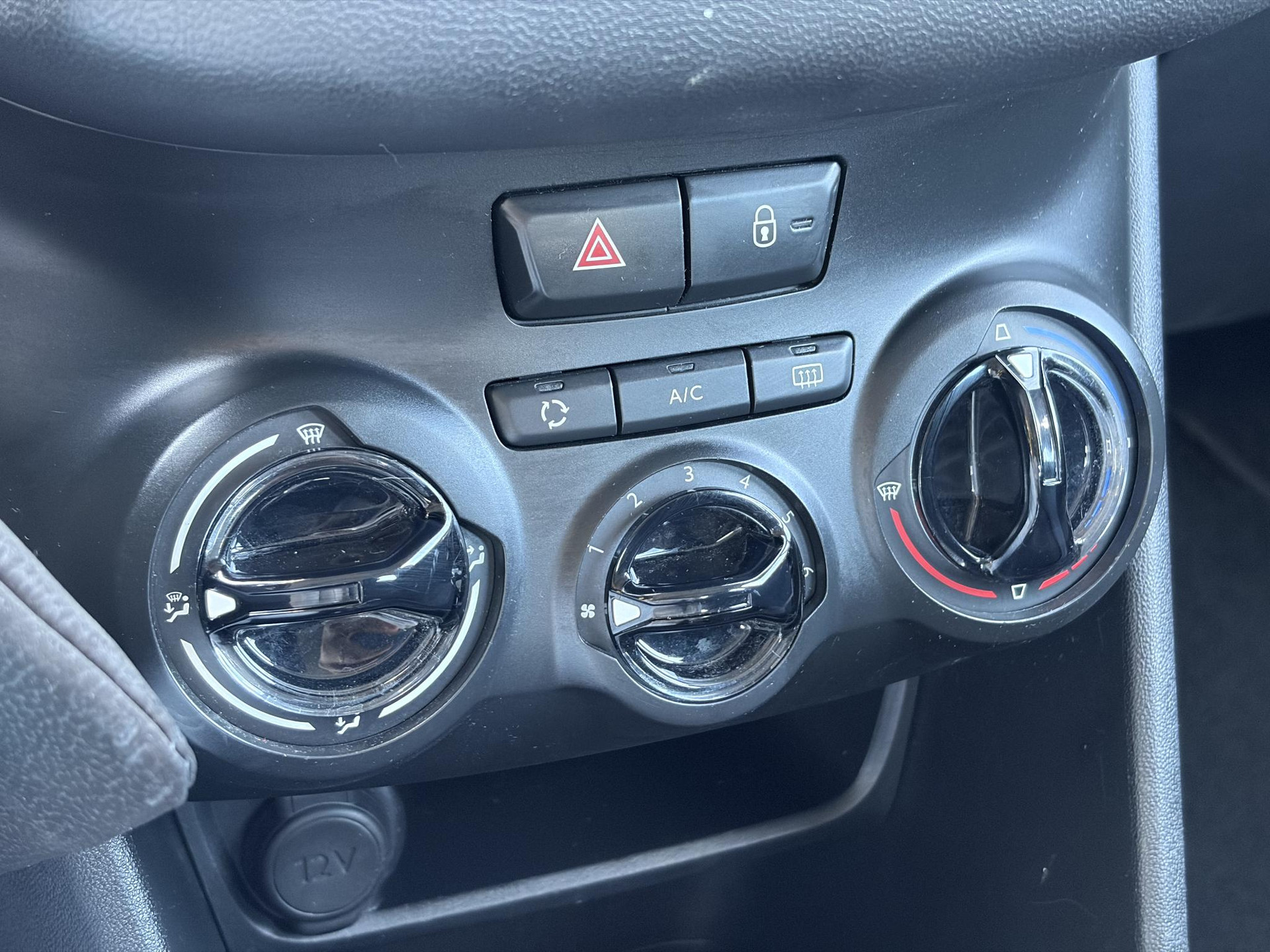 Peugeot 208 1.2 VTi Access ✓D-riem vv in 05-2024✓2e Eigenaar✓Net beurt gehad✓Carplay✓Airco✓Cruise✓5 Deurs✓Weinig km✓Zeer Zuinig✓N.A.P✓Apk tot 04-2027