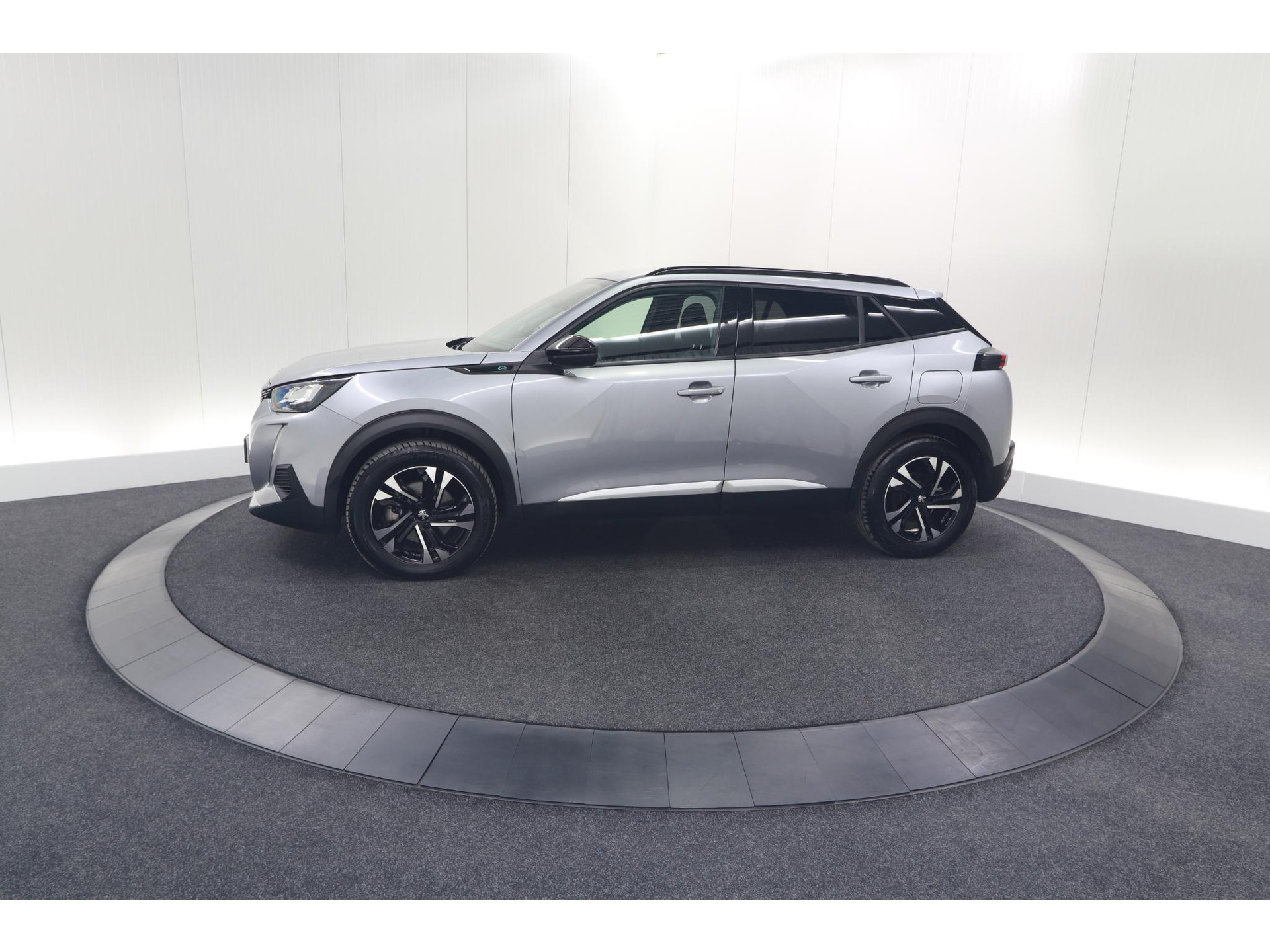 Peugeot e-2008 EV Allure Pack 50 kWh | 3 Fase Laadfunctie | Camera | Navigatie | Parkeersensoren | Apple Carplay