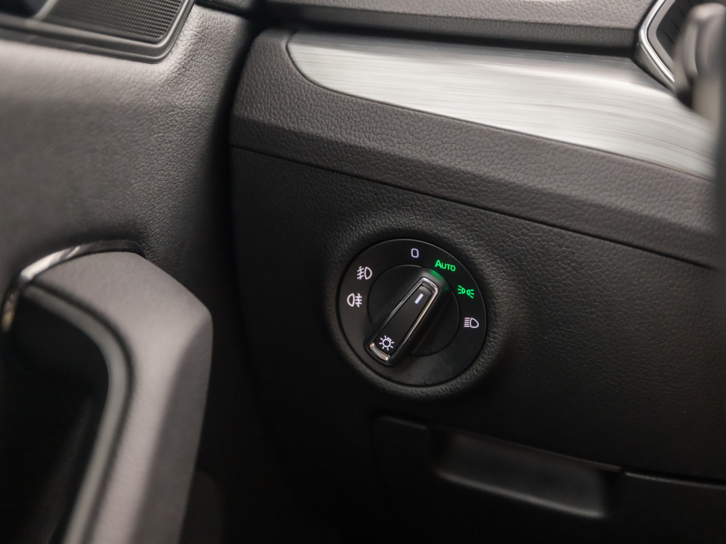 Škoda Superb Combi 1.4 TSI iV Sport 218Pk Automaat (VIRTUAL COCKPIT, APPLE CARPLAY, GROOT NAVI, MEMORY SEAT, LEDER/ALCANTARA, CAMERA, STOELVERWARMING, ADAPTIVE CRUISE, ELEK ACHTERKLEP, NIEUWSTAAT)