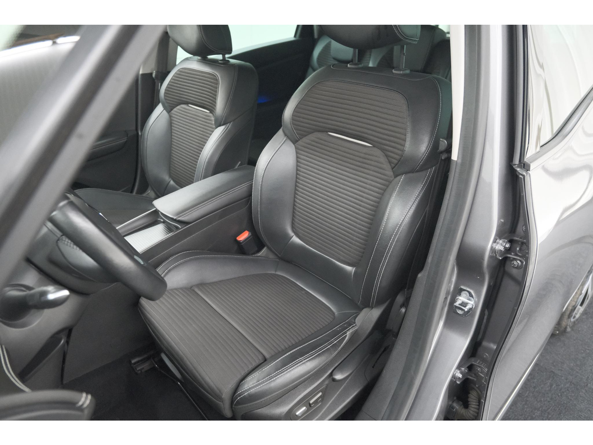 Renault Scénic 1.3 TCe 140 EDC Intens | Trekhaak | Camera | Head-Up Display | Dodehoekdetectie