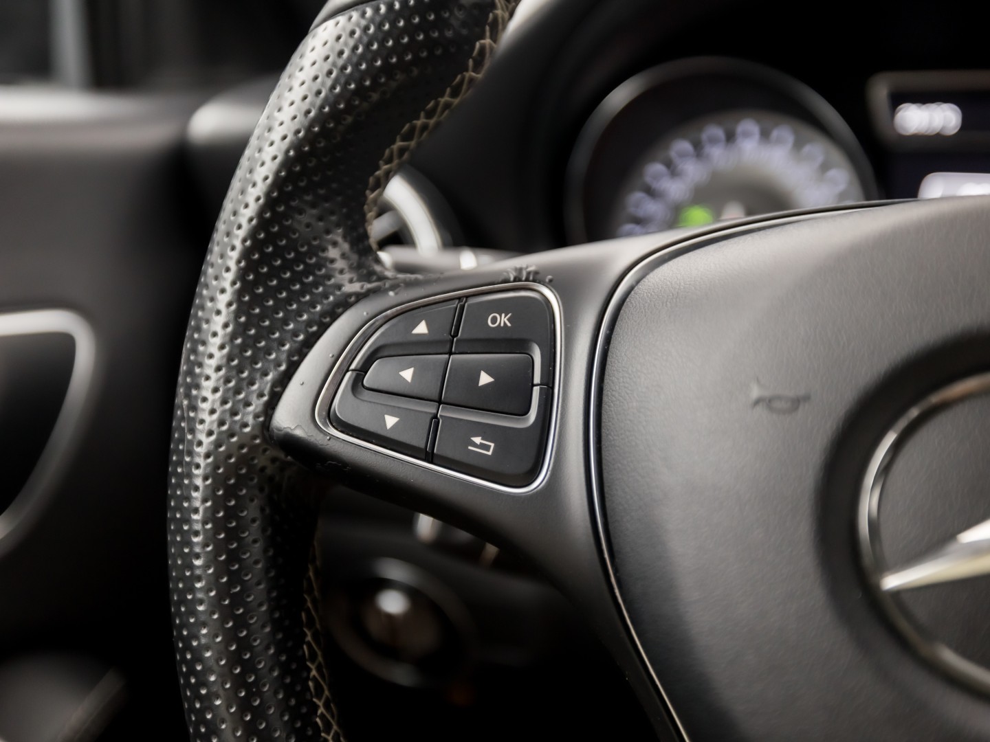 Mercedes-Benz CLA-Klasse 180 AMG Sport Automaat (GROOT NAVI, LEDER, ZWART HEMEL, STOELVERWARMING, SPORTSTOELEN, GETINT GLAS, CRUISE, NIEUWE APK, NIEUWSTAAT)