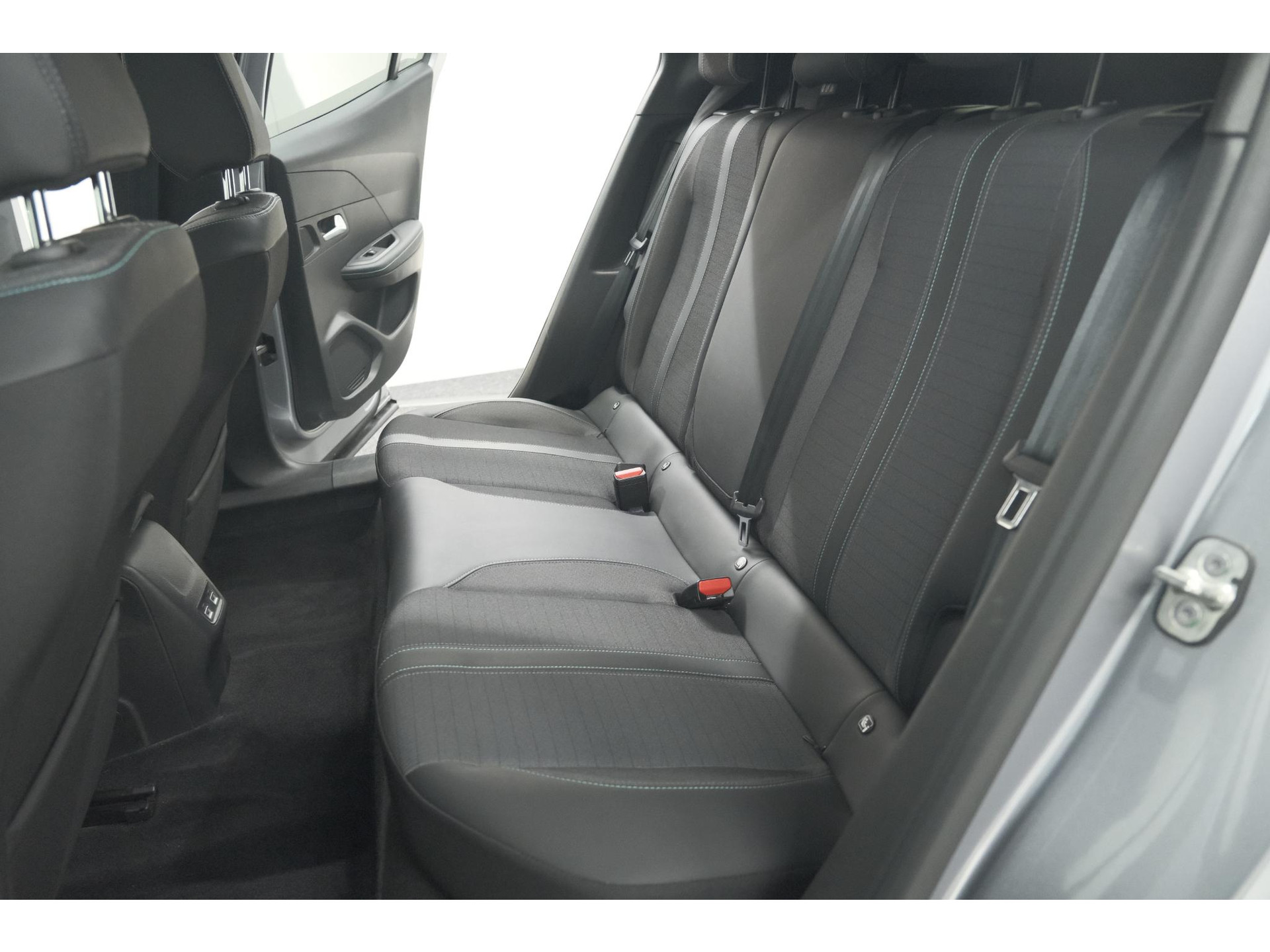 Peugeot e-2008 EV Allure Pack 50 kWh | 3 Fase Laadfunctie | Camera | Navigatie | Parkeersensoren | Apple Carplay