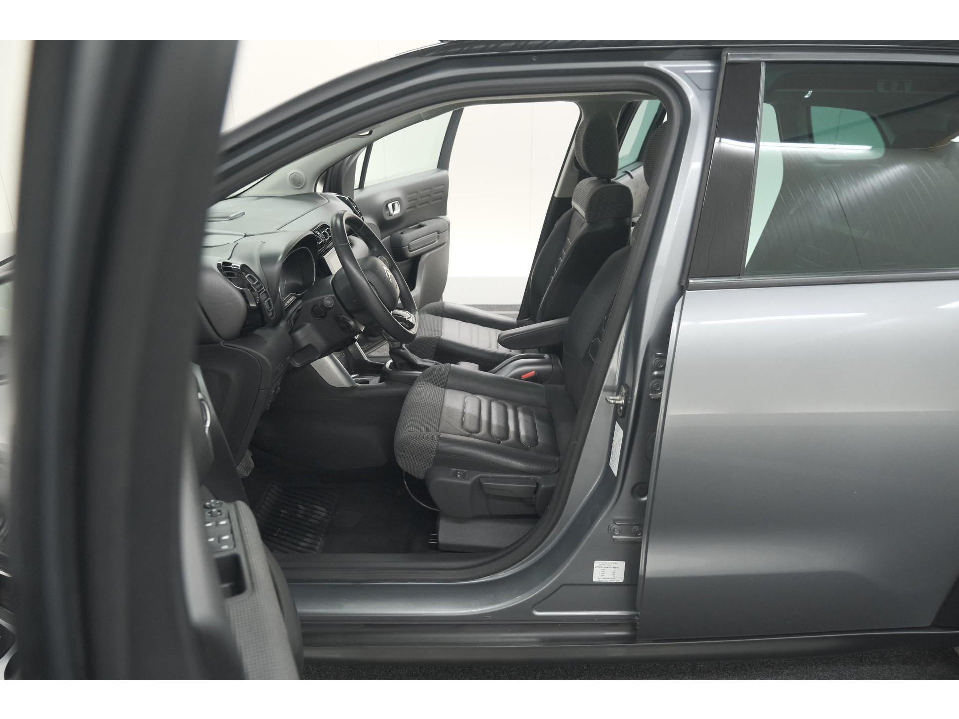 Citroen C3 Aircross PureTech 110 EAT6 Shine | Trekhaak | Panoramadak | Head-Up Display | Camera | Navigatie