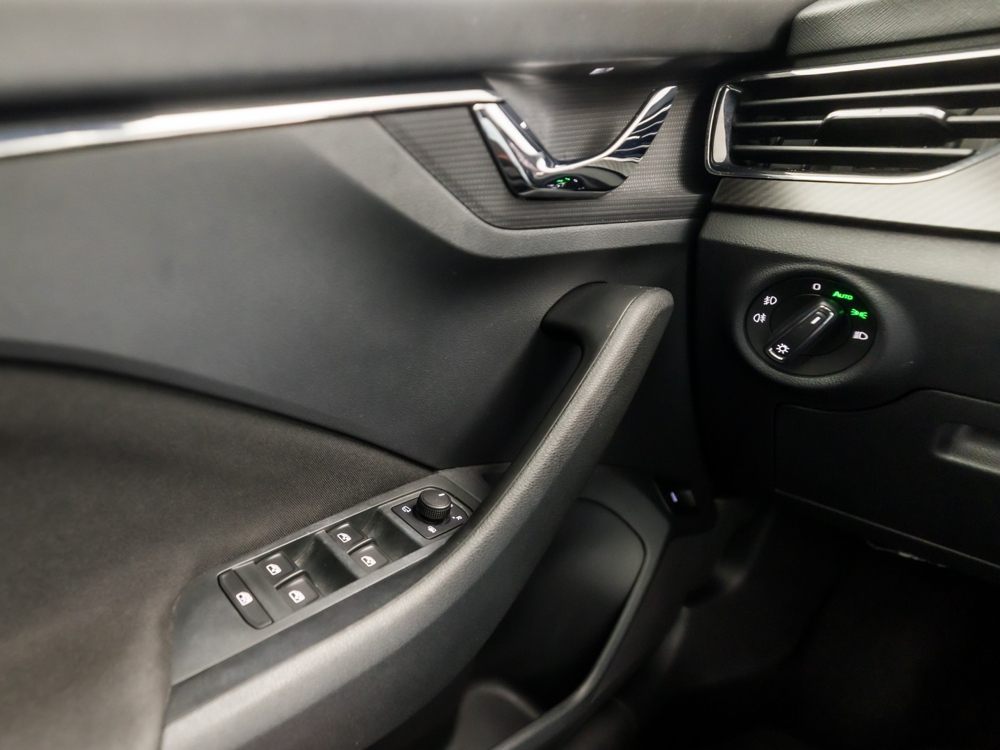 Škoda Kamiq 1.0 TSI Monte Carlo Automaat (PANORAMADAK, VIRTUAL COCKPIT, KUIPSTOELEN, APPLE CARPLAY, CAMERA, GETINT GLAS, ADAPTIVE CRUISE, KEYLESS, NIEUWSTAAT)