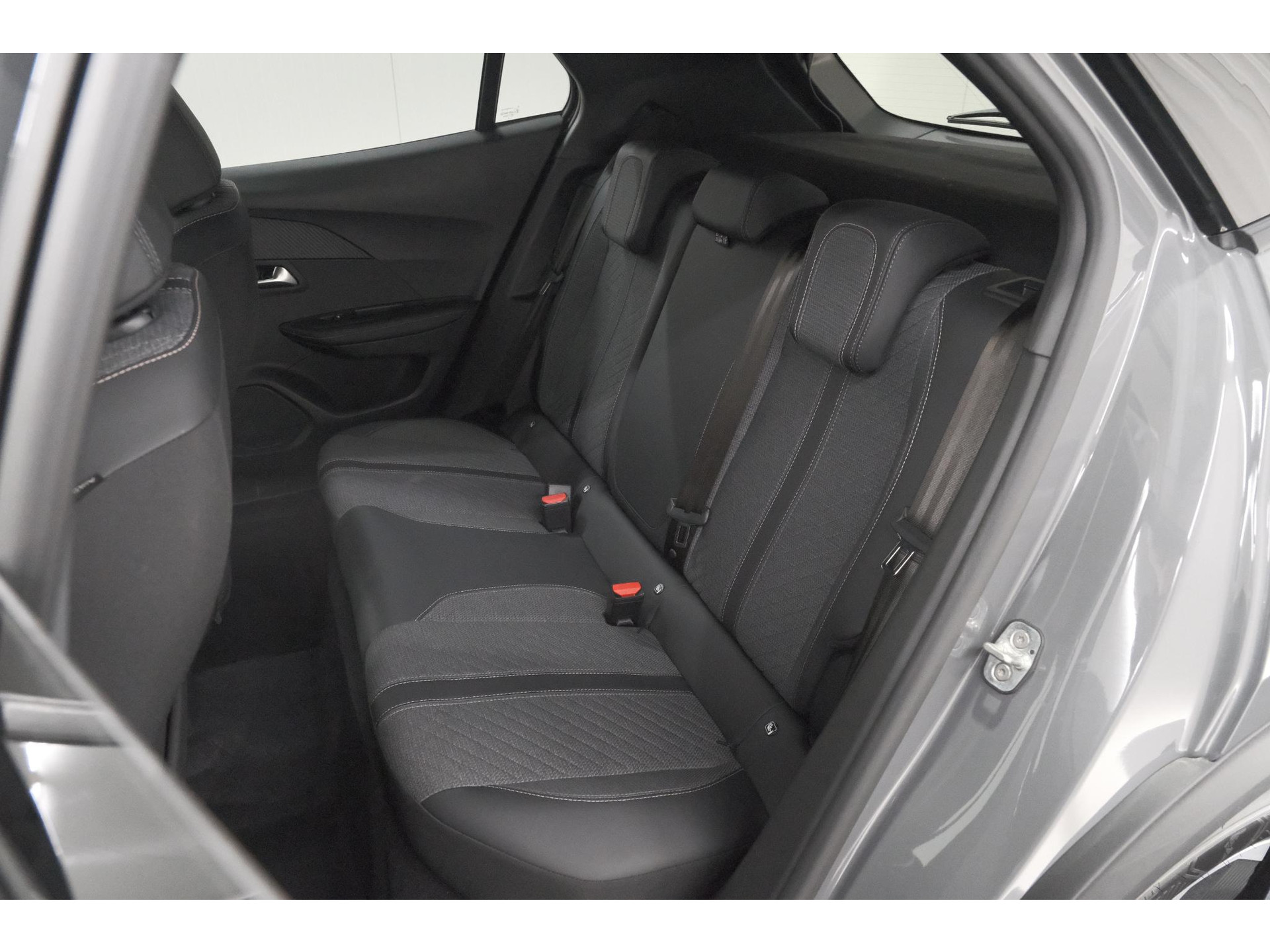 Peugeot e-2008 EV Allure 54 kWh | 97,2% SOH | 11 KW Lader | Apple Carplay | Parkeersensoren