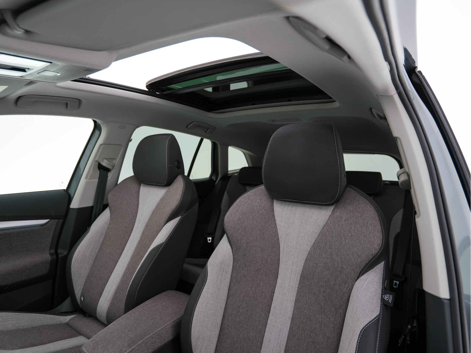 ŠKODA Enyaq iV 60 [ 3-Fase ] {SOH-87%} (INCL-BTW) *PANO | FULL-LED | DIGI-COCKPIT | CAMERA | KEYLESS | NAVI-FULLMAP | PRIVACY-GLASS | AMBIENT-LIGHT | ECC | COMFORT-SEATS | DAB + | PDC | CRUISE | CARPLAY | TOWBAR | 19 "ALU*