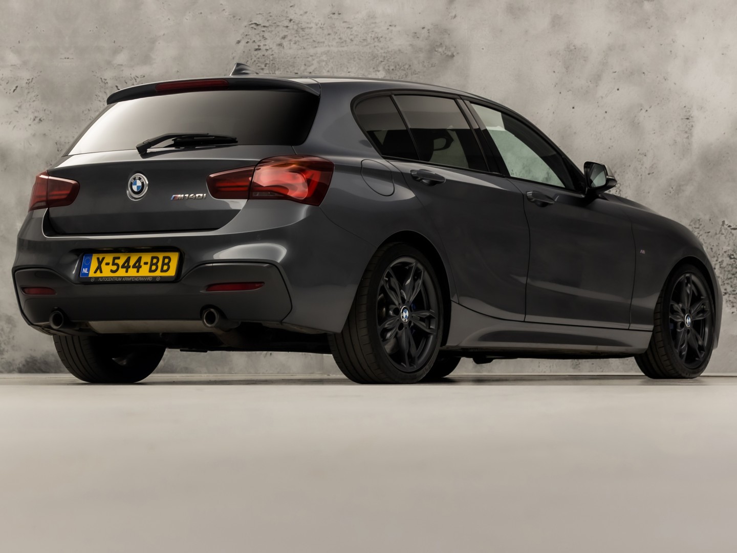 BMW M140i M Sport High Executive 340Pk Automaat (6 CILINDER, M PAKKET, HARMAN/KARDON, ALCANTARA, CAMERA, SPORTSTOELEN, M SPORTREMMEN, NAVIGATIE, STOELVERWARMING, GETINT GLAS, NIEUWSTAAT)