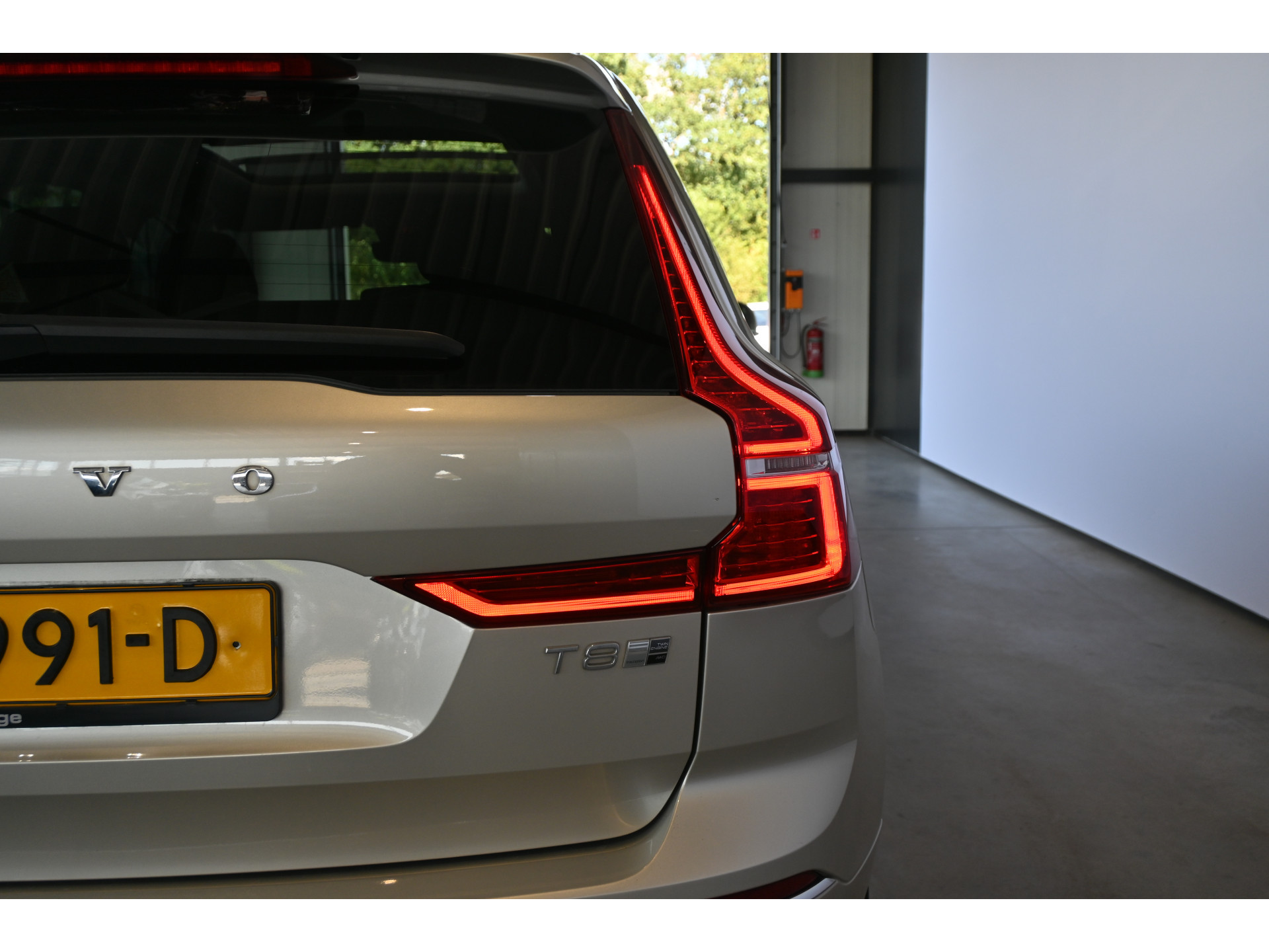 Volvo XC60 2.0 T8 Twin Engine AWD Inscription Harman/Kardon Navigatie Panoramadak Carplay Goed Onderhouden! Inruil Mogelijk!