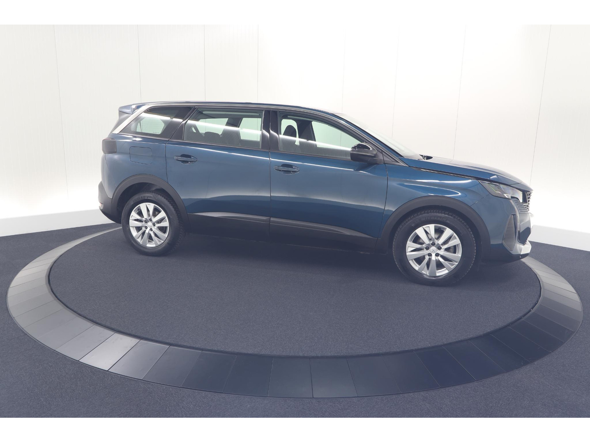 Peugeot 5008 PureTech 130 EAT8 Active Pack | 7 Zitplaatsen | Apple Carplay | Parkeersensoren | Navigatie