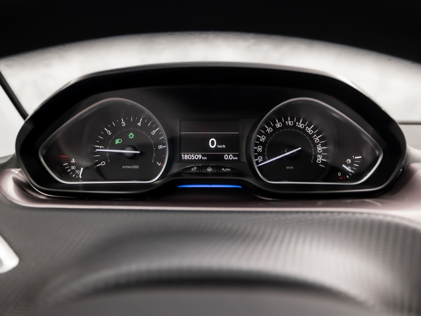 Peugeot 2008 1.2 VTi Sport (PANORAMADAK, NAVIGATIE, PARKEERSENSOREN, SPORTSTOELEN, CRUISE, NIEUWE APK, NIEUWSTAAT)