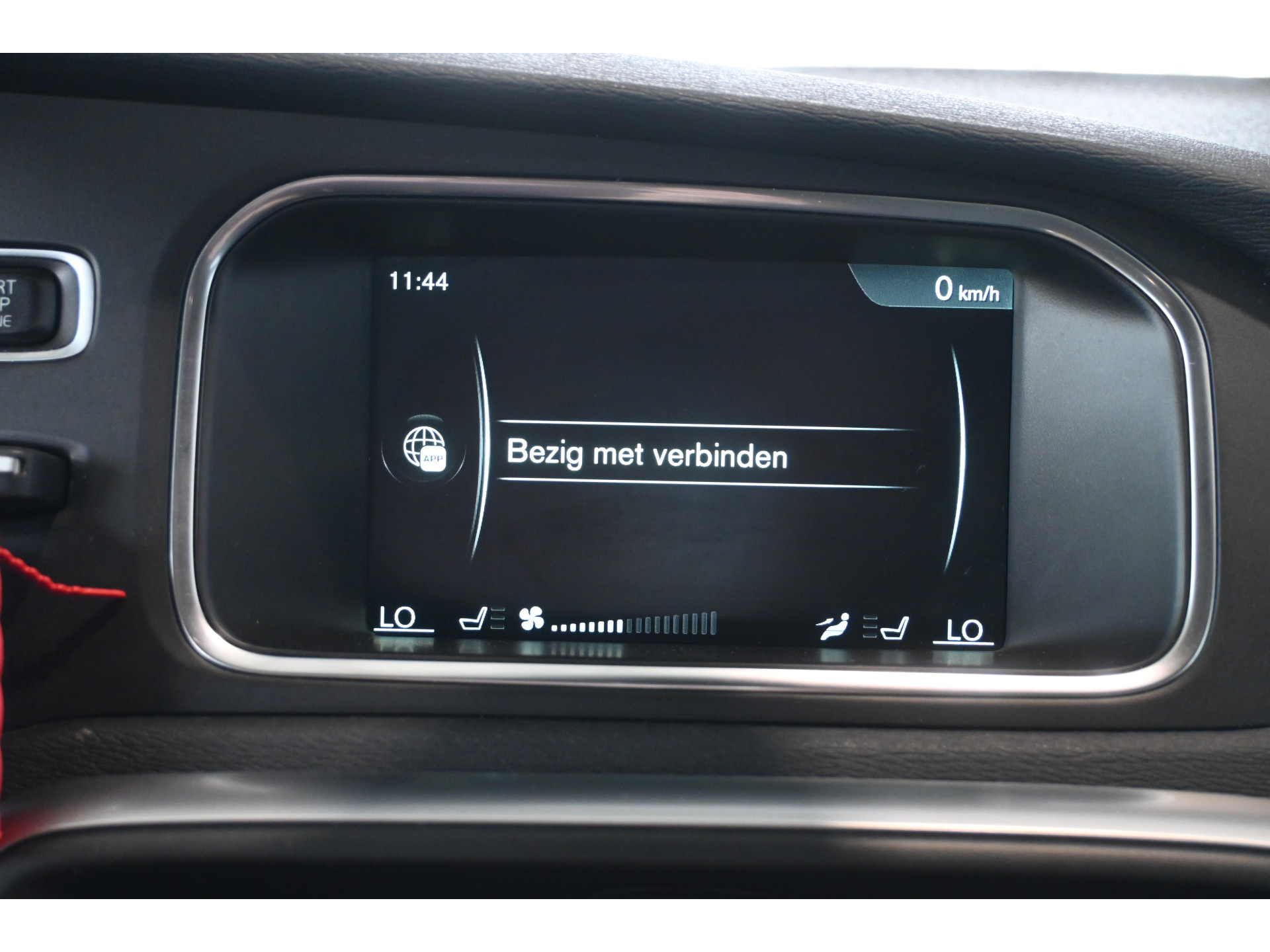 Volvo V40 2.0 T2 Momentum Nap Clima Cruise control Trekhaak Navigatie Stoelverwarming Goed onderhouden! Inruil Mogelijk!
