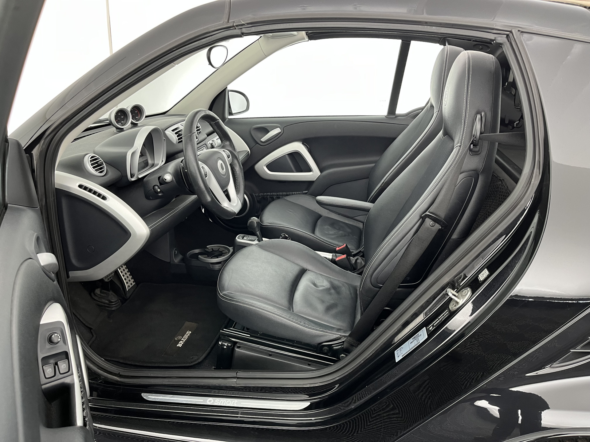 Smart fortwo cabrio Electric drive Brabus Black-Edition 18 kWh {SOH-99%} Aut. *NAVI-FULLMAP | LEATHER | AIRCO | HEATED-SPORTSEATS | CRUISE | SHIFT-PADDLES  | AIRSCARF | 16'' ALU*