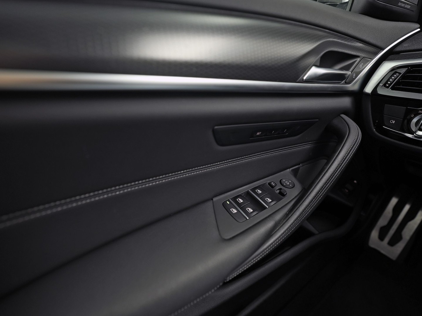 BMW 5 Serie 530e M Sport High Executive 293Pk (PANORAMADAK, M PAKKET, LASER LED, HEAD-UP DISPLAY, 360 CAMERA, MEMORY SEATS, HARMAN/KARDON, TREKHAAK ELEKTRISCH, STOELVERWARMING ACHTER, DISPLAY KEY, NIEUWSTAAT)