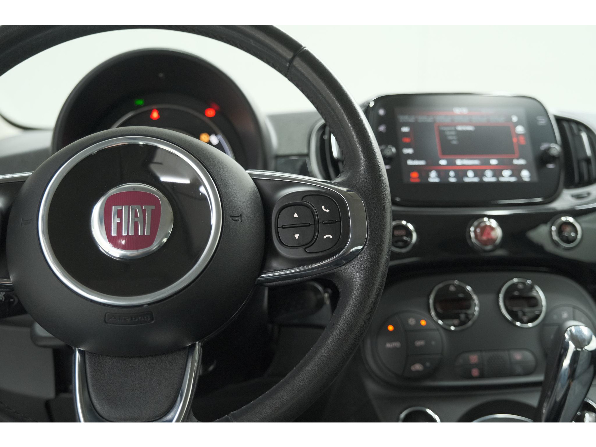 Fiat 500 C TwinAir Turbo Lounge | Parkeersensoren | Climate control | Cruise control | Apple Carplay