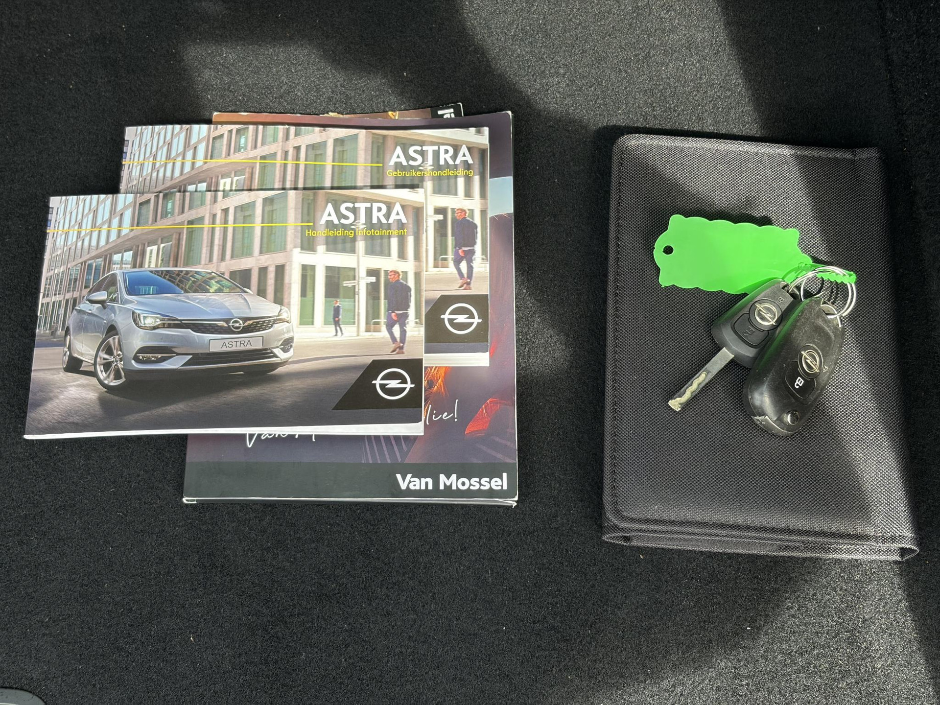 Opel Astra 1.2 Business Edition 147pk l 2e Eigenaar l Trekhaak l Navi l Carplay l 6 Bak l Clima l Cruise l Pdc V+A l Recent beurt gehad l Lm velgen l N.A.P l Apk tot 07-2028