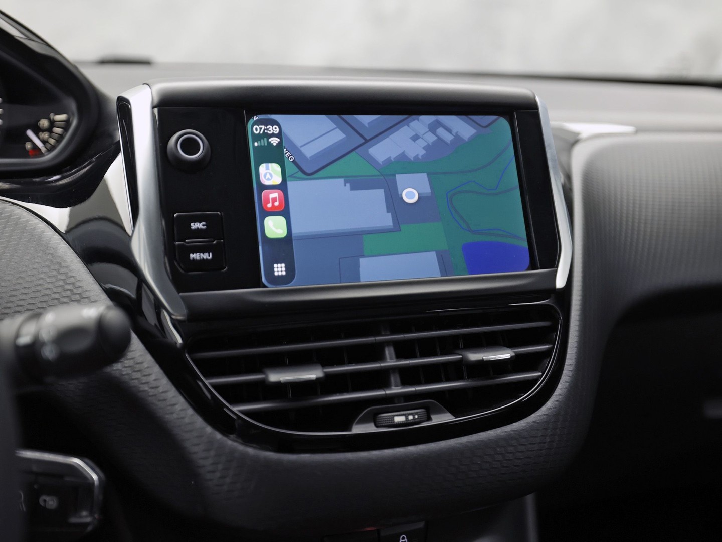 Peugeot 208 1.2 PureTech Signature (APPLE CARPLAY, LOGISCH NAP, NAVIGATIE, GETINT GLAS, SPORTSTOELEN, PARKEERSENSOREN, LM VELGEN, CRUISE, NIEUWSTAAT)