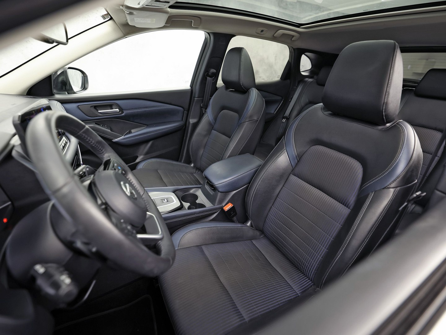Nissan Qashqai 1.3 MHEV Xtronic Premiere Edition 158Pk Automaat (PANORAMADAK, VIRTUAL COCKPIT, APPLE CARPLAY, GROOT NAVI, 360 CAMERA, LEDER, SPORTSTOELEN, STOELVERWARMING, GETINT GLAS, ADAPTIVE CRUISE, NIEUWSTAAT)