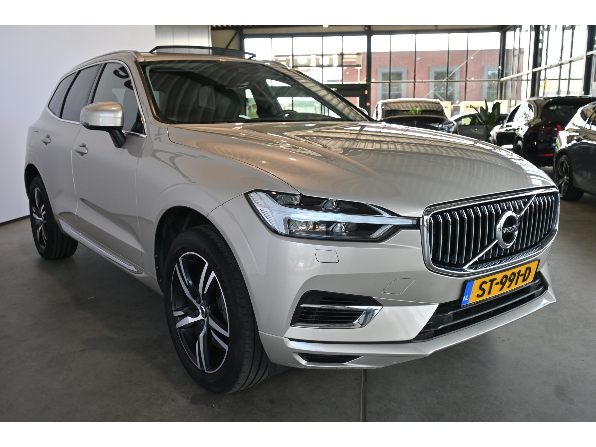Volvo XC60 2.0 T8 Twin Engine AWD Inscription Harman/Kardon Navigatie Panoramadak Carplay Goed Onderhouden! Inruil Mogelijk!