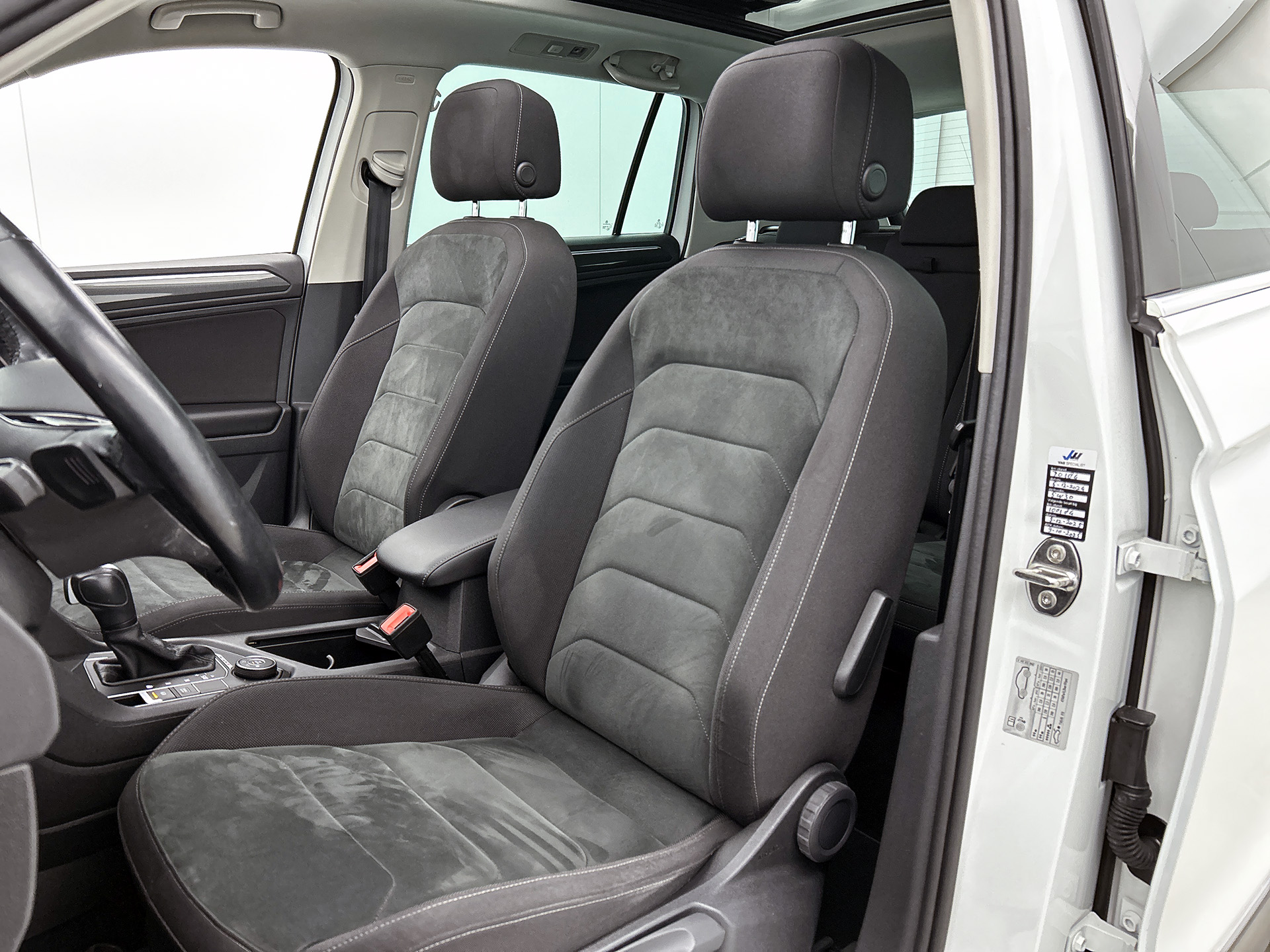 Volkswagen Tiguan 2.0 TSI 4Motion Highline Business R | PANORAMA | HEAD UP | ADAPTIVE | ELEKTR. A-KLEP | STOELVERW. | NAVI |