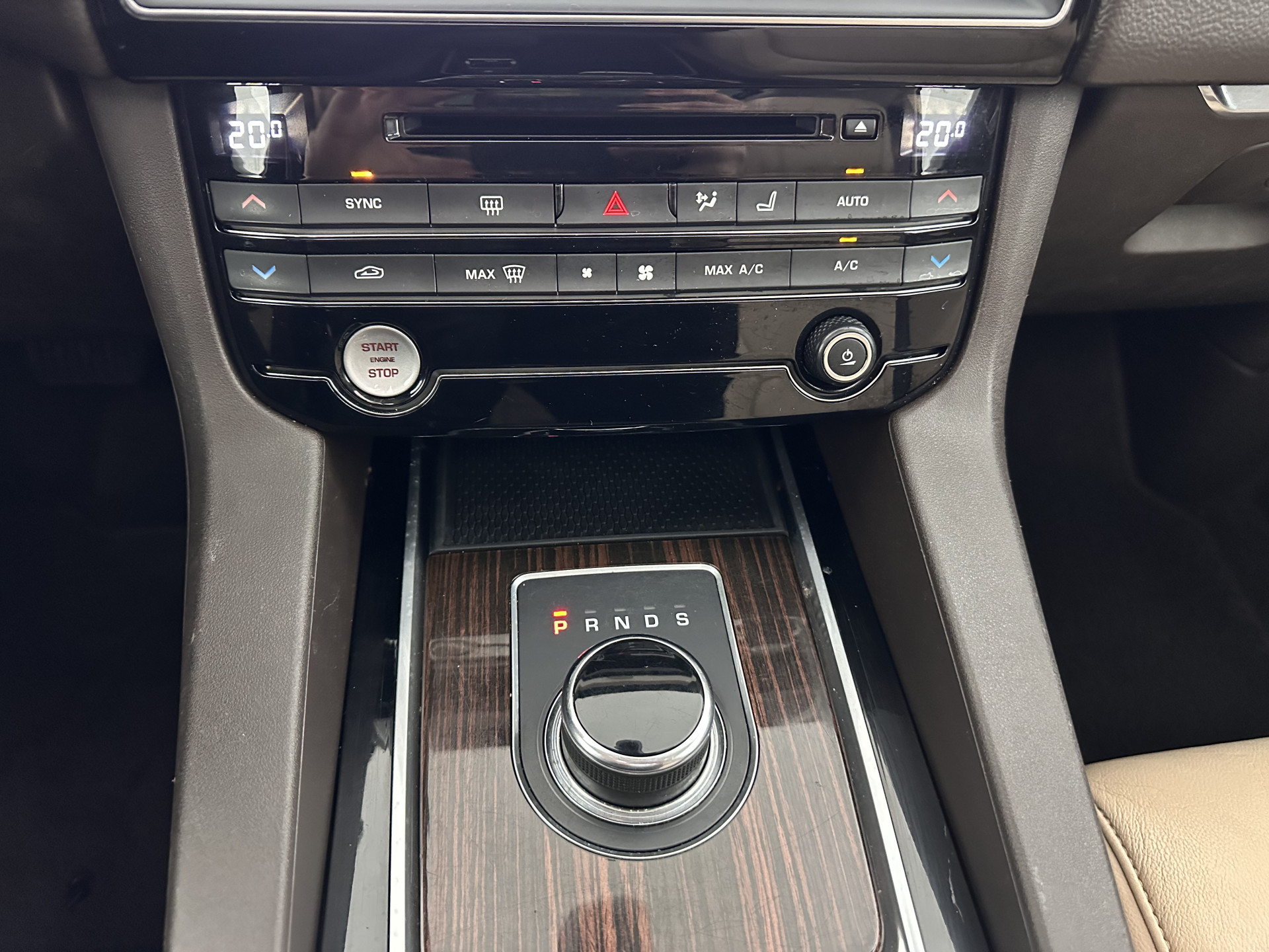 Jaguar F-PACE 2.0 Portfolio AWD 20d Aut. *PANO | DIGI-COCKPIT | XENON | LEATHER | KEYLESS | MERIDIAN-SOUND | NAVI-FULLMAP | ECC | PDC | CRUISE | 19''ALU*