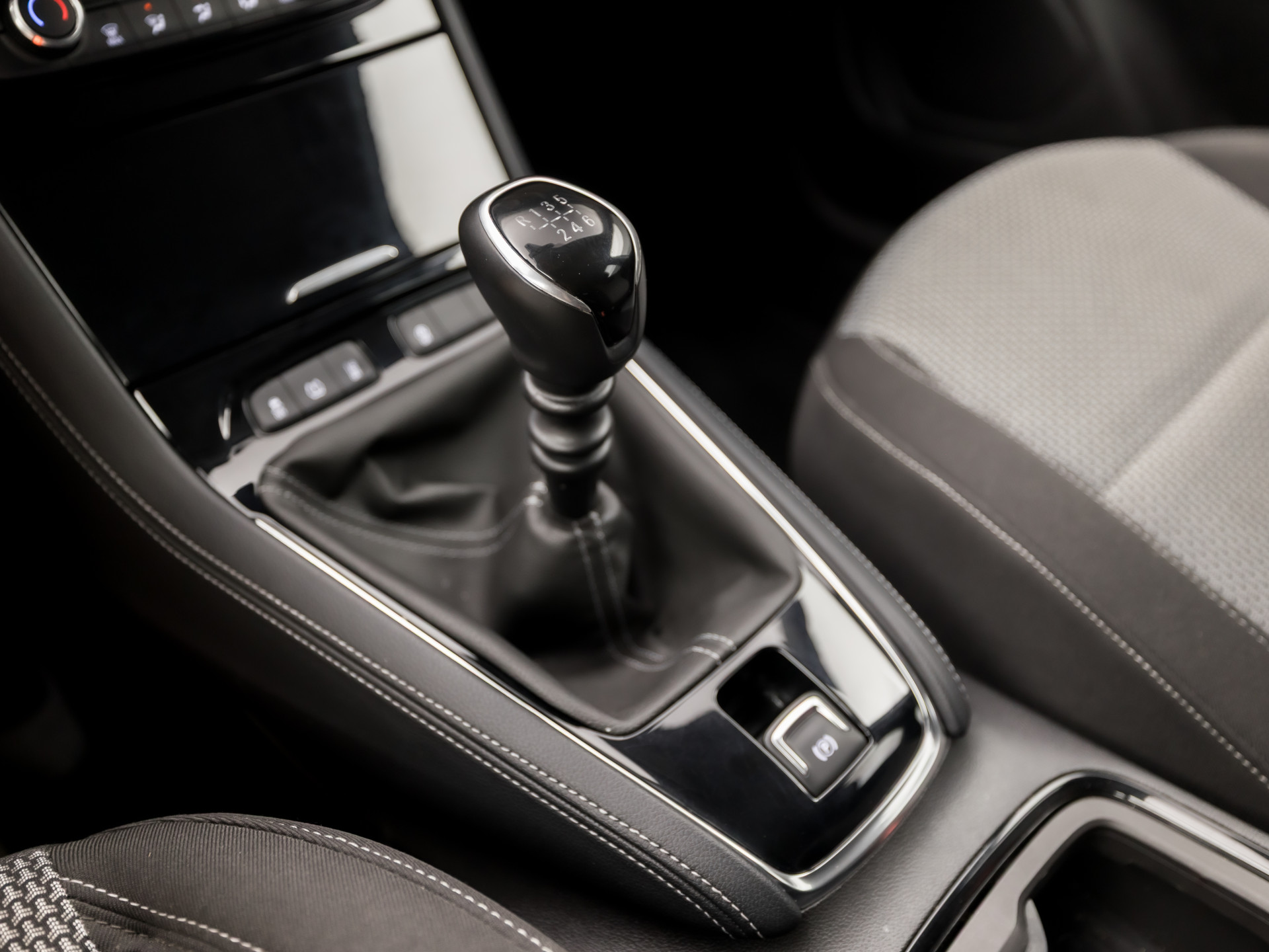Opel Grandland X 1.2 Turbo Sport (APPLE CARPLAY, NAVIGATIE, GETINT GLAS, CRUISE, SPORTSTOELEN, ARMSTEUN, LM VELGEN, NIEUWE APK, NIEUWSTAAT)