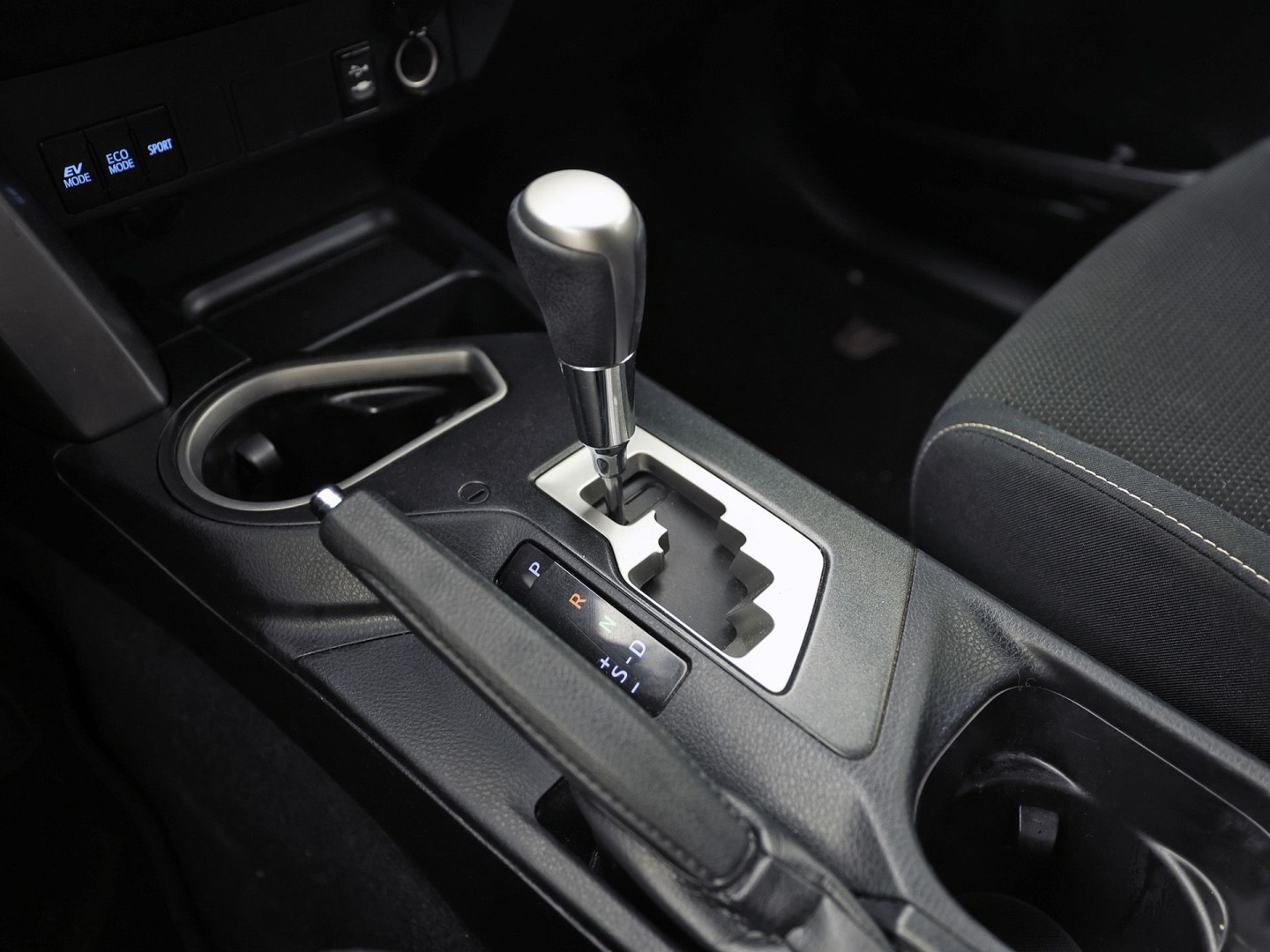Toyota RAV4 2.5 Hybrid Executive Sport 197Pk Automaat (CAMERA, KEYLESS, GETINT GLAS, SPORTSTOELEN, ELEK PAKKET, NIEUWE APK, NIEUWSTAAT)