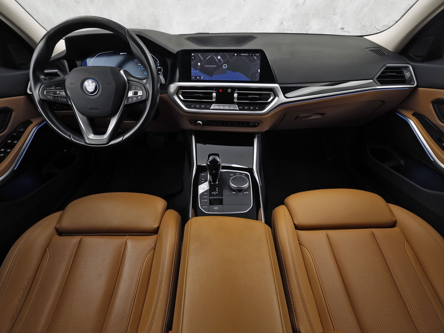 BMW 3-serie Touring 330e Sport 292Pk Automaat (APPLE CARPLAY, SOH 90,2%, GROOT NAVI, COGNAC LEDER, CAMERA, STOELVERWARMING, SFEERVERLICHTING, ELEK ACHTERKLEP, GETINT GLAS, NIEUWSTAAT)