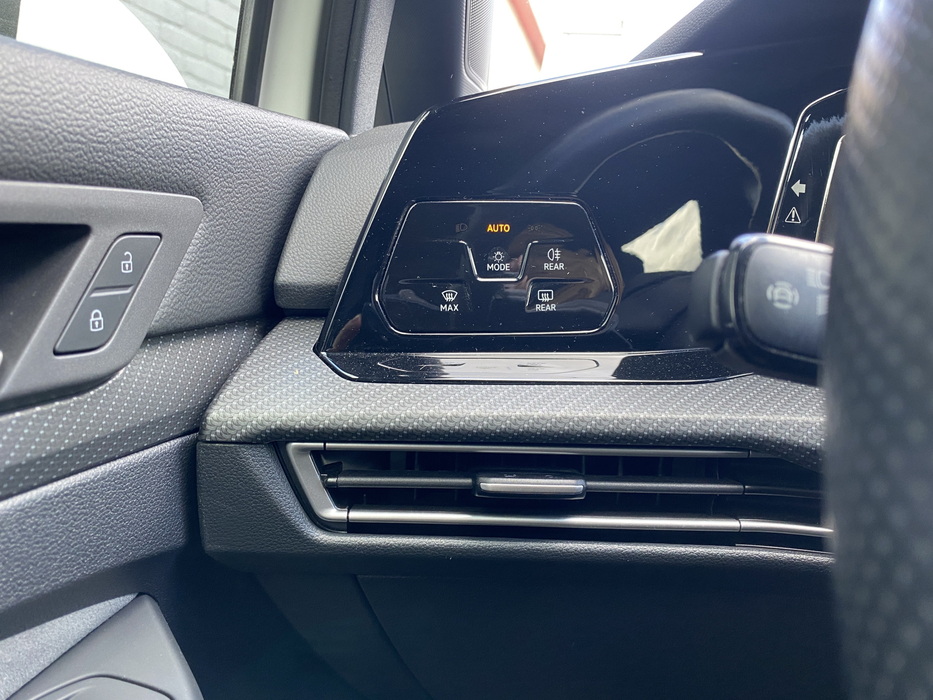 Volkswagen Golf 1.5 eTSI R-Line AUT. | dealer onderh. | panoramadak | stoel-/stuurverw. | keyless | trekhaak | carplay