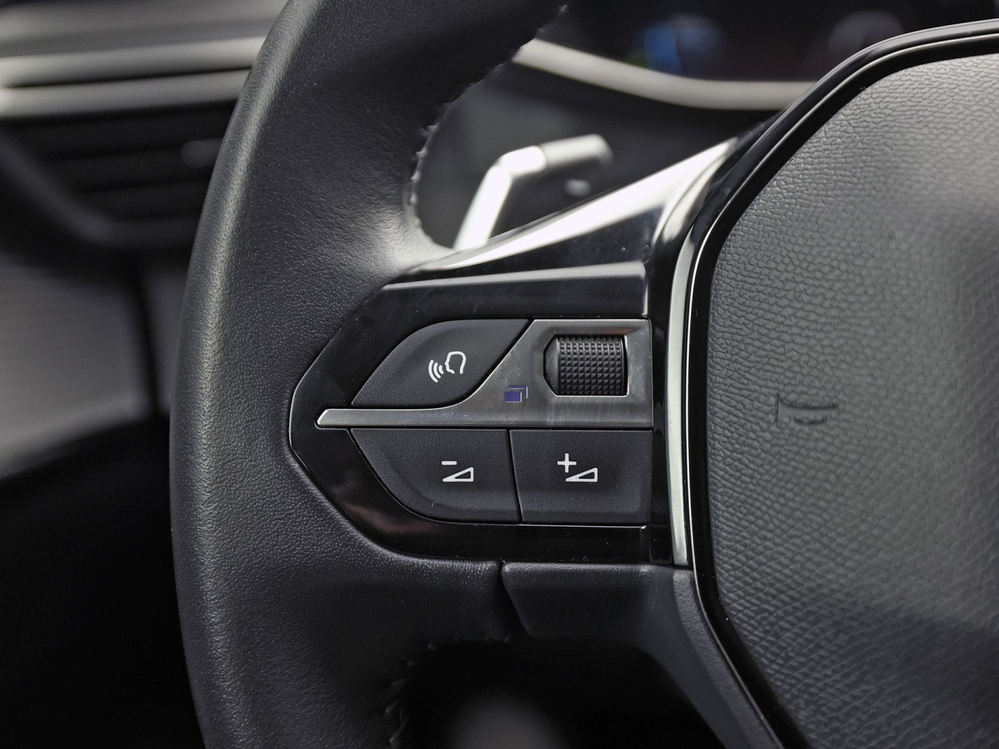Peugeot 208 1.2 PureTech Allure Pack Automaat (VIRTUAL COCKPIT, BLACK PACK, APPLE CARPLAY, GROOT NAVI, 360 CAMERA, SPORTSTOELEN, GETINT GLAS, LM VELGEN, NIEUWSTAAT)