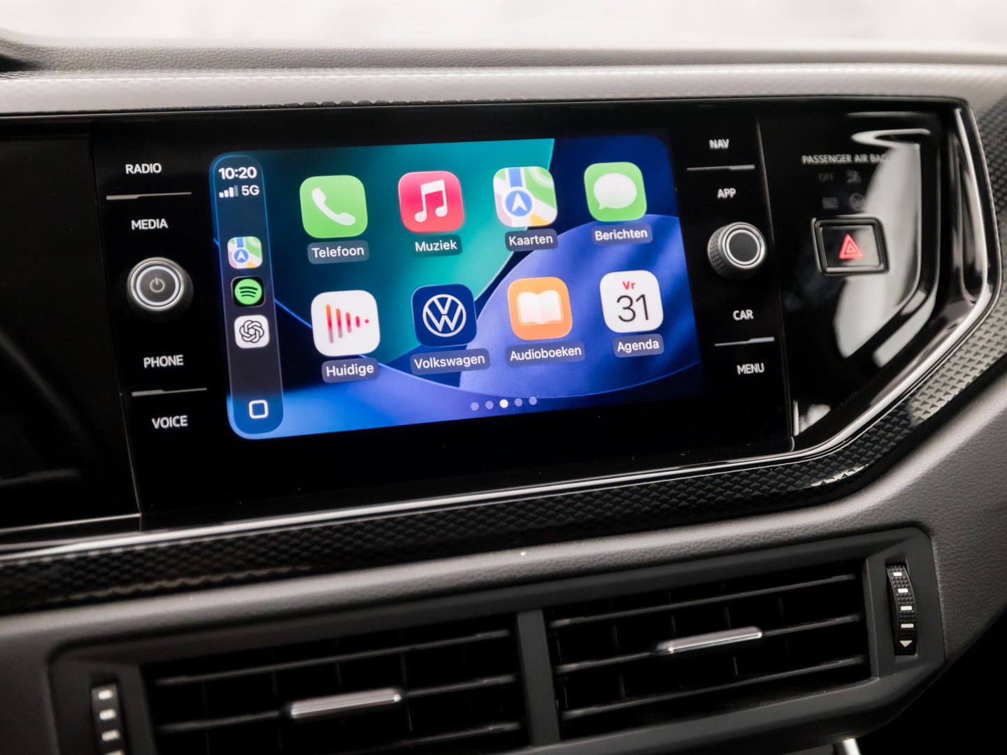 Volkswagen Polo 1.0 TSI Sport (VIRTUAL COCKPIT, 1e EIGENAAR, APPLE CARPLAY, GROOT NAVI, CLIMATE, STOELVERWARMING, SPORTSTOELEN, GETINT GLAS, LM VELGEN, CRUISE, PARKEERSENSOREN, NIEUWSTAAT)