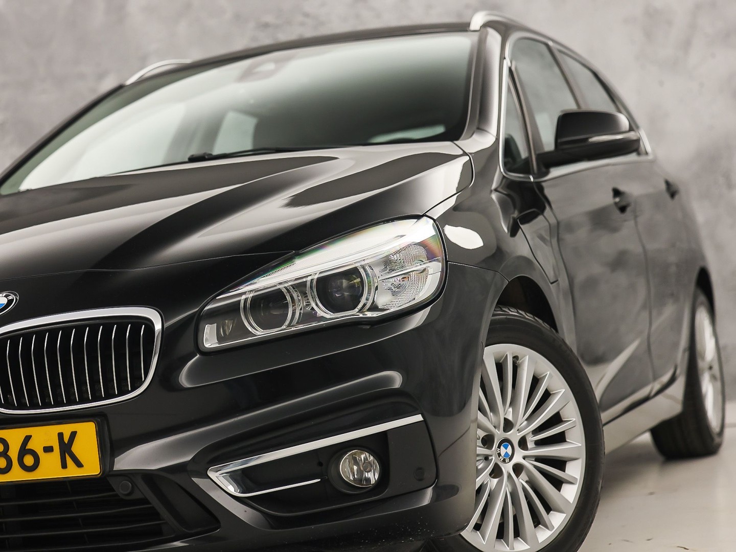 BMW 2 Serie 225xe Sport High Executive xDrive 225Pk Automaat (GROOT NAVI, SOH 89,7%, HEAD-UP DISPLAY, LEDER, STOELVERWARMING, SPORTSTOELEN, PARKEERSENSOREN, NIEUWE APK, NIEUWSTAAT)