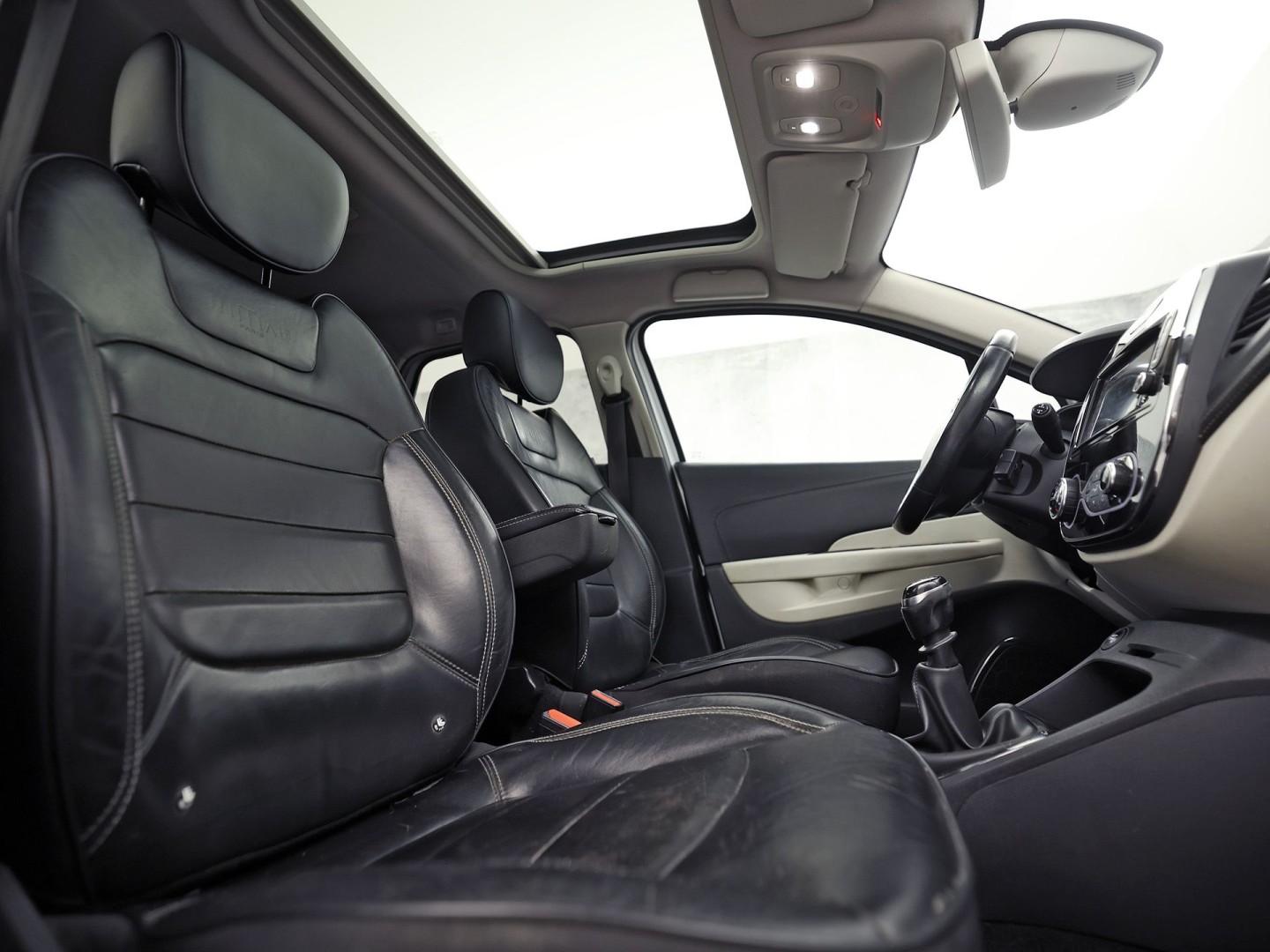 Renault Captur 1.2 TCe Initiale Paris (PANORAMADAK, NAVIGATIE, LEDER, STOELVERWARMING, CLIMATE, CAMERA, SPORTSTOELEN, GETINT GLAS, CRUISE, NIEUWSTAAT)
