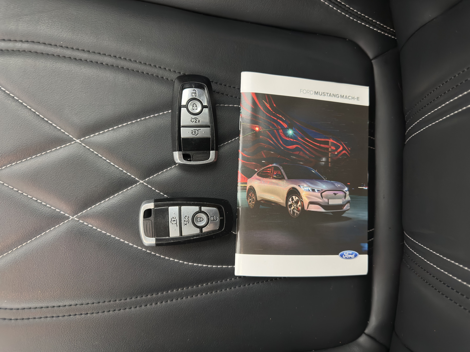 Ford Mustang Mach-E RWD 75 kWh (3-Fase) {SOH-93%} (INCL-BTW) Aut. *LEATHER | FULL-LED | DAB+ | DIGI-COCKPIT | KEYLESS | NAVI-FULLMAP | TOPVIEW | LANE-ASSIST | BLINDSPOT | CARPLAY | HEATED-COMFORTSEATS | PRIVACY-GLASS |TOWBAR | 18"ALU*