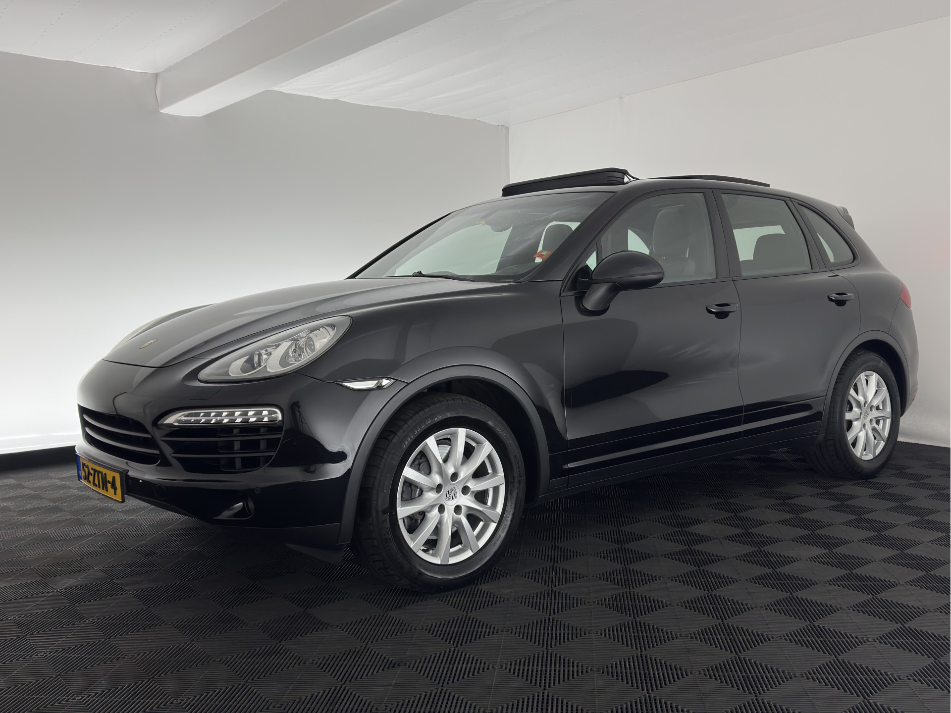 Porsche Cayenne 3.0 D Aut. *PANO | LEATHER | XENON-PLUS | SPORT-CHRONO | HEATED-COMFORTSEATS | BOSE-SOUND | MEMORY-PACK |  AIR-SUSPENSION | NAVI-FULLMAP | TOWBAR | LANE-ASSIST | SHIFT-PADDLES | 18''ALU*