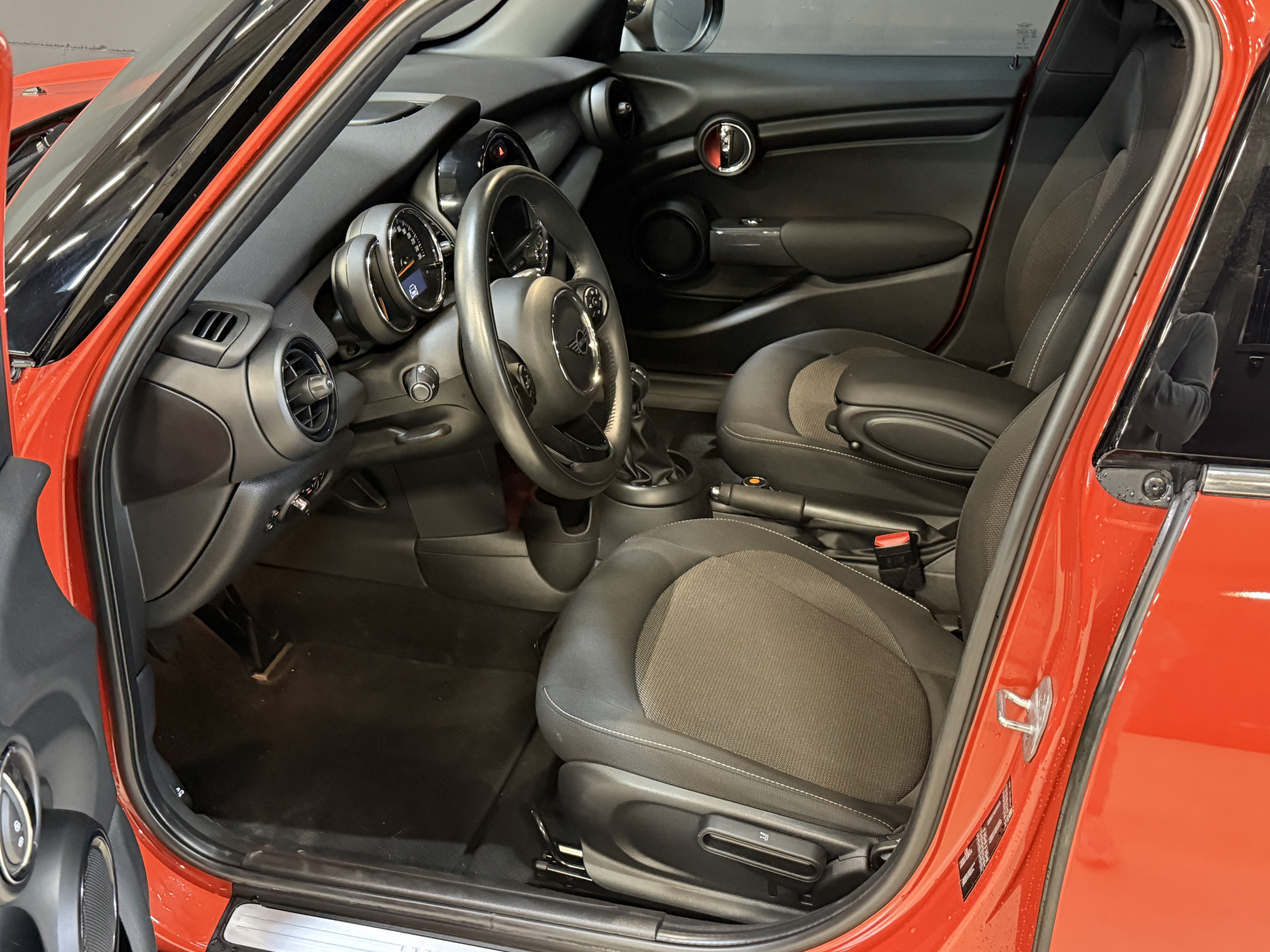 MINI 5-Deurs 1.5 Cooper Pepper | Keyless | Dealeronderhouden | All-Season