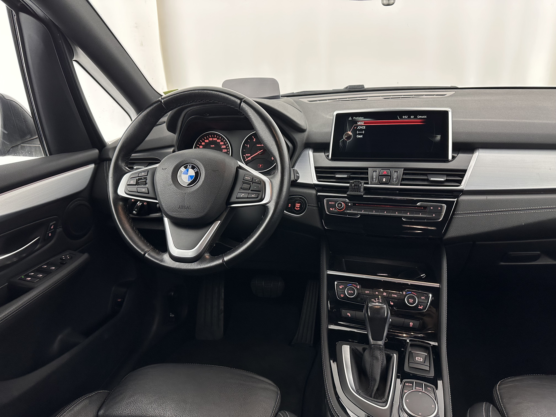 BMW 2-serie Active Tourer 216d Sportline Corporate Lease High Executive Aut. *LEATHER | FULL-LED | HEATED-SPORTSEATS | NAVI-FULLMAP | ECC | HEAD-UP | PDC | CRUISE | 18''ALU*