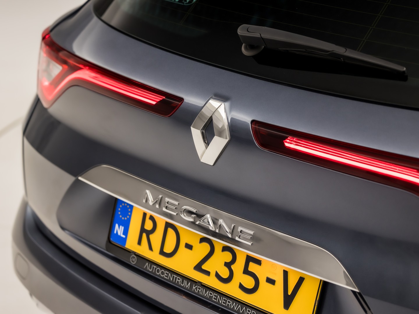 Renault Mégane Estate 1.2 TCe Bose Sport (APPLE CARPLAY, NAVIGATIE, LEDER, CAMERA, GETINT GLAS, SPORTSTOELEN, PARKEERSENSOREN, CRUISE, NIEUWSTAAT)